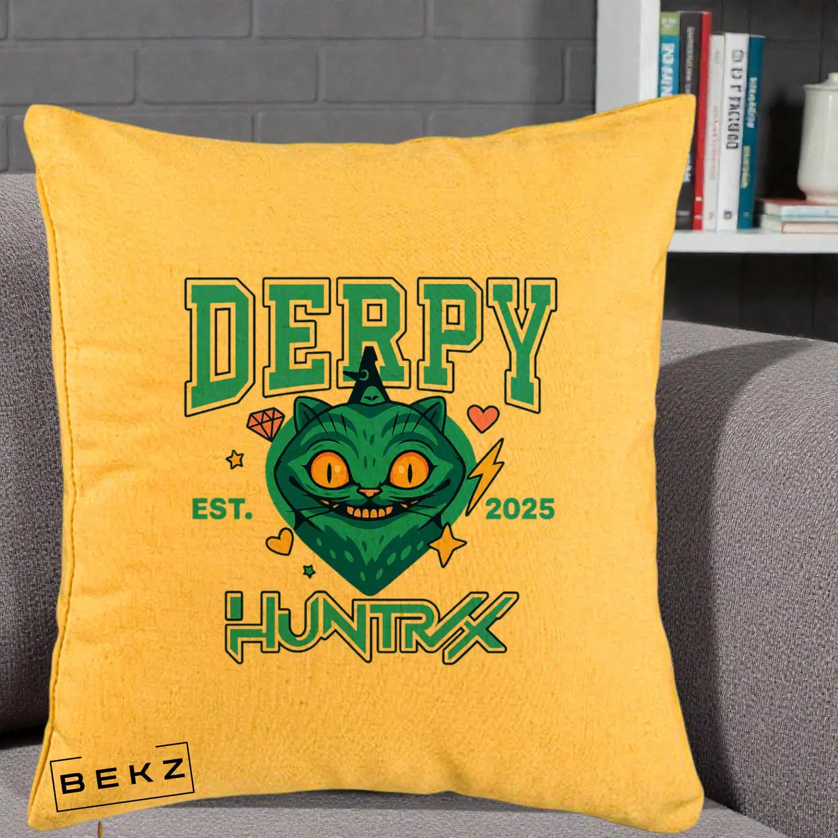 Perna Decorativa HUNTRX Derpy Pisica Albastra, 40x40 cm, Galben, Husa Detasabila, Perna, BEKZ®