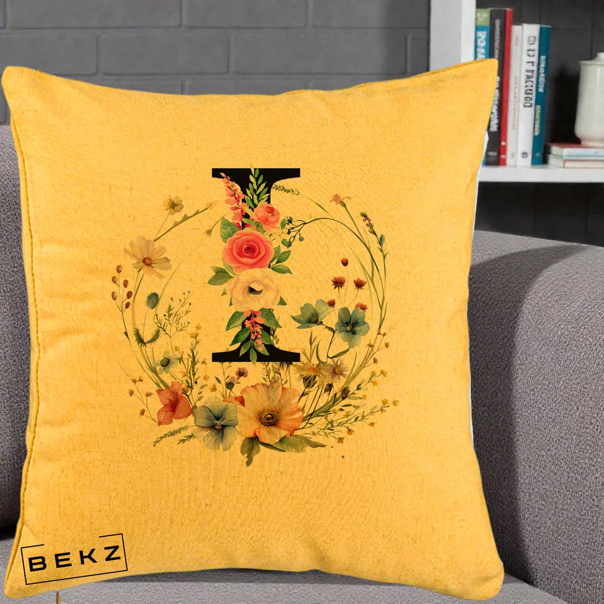 Perna Decorativa Monogram Litera I cu Flori Acuarela, 40x40 cm, Galben, Husa Detasabila, Perna, BEKZ®