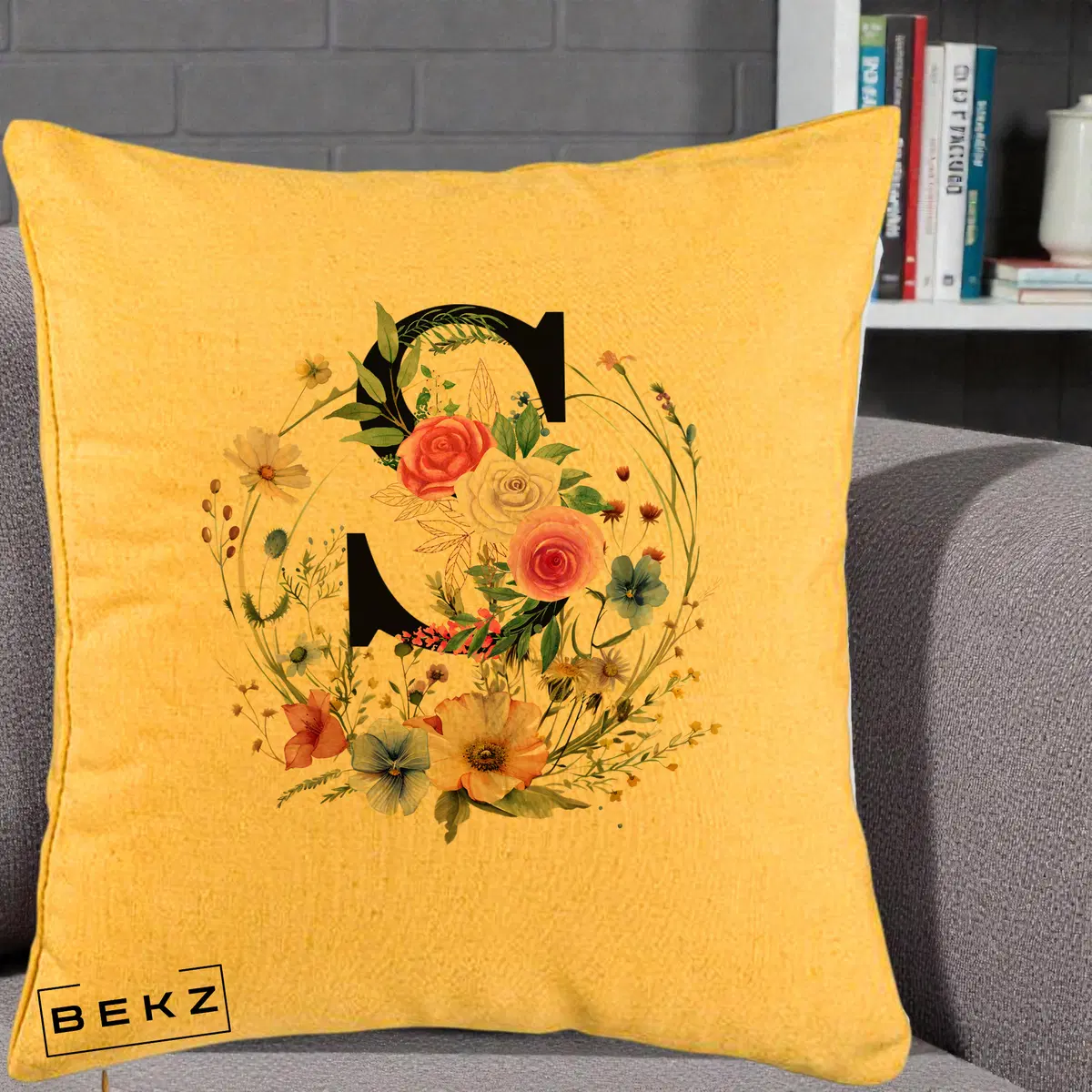 Perna Decorativa Monogram Litera S cu Flori Acuarela, 40x40 cm, Galben, Husa Detasabila, Perna, BEKZ®