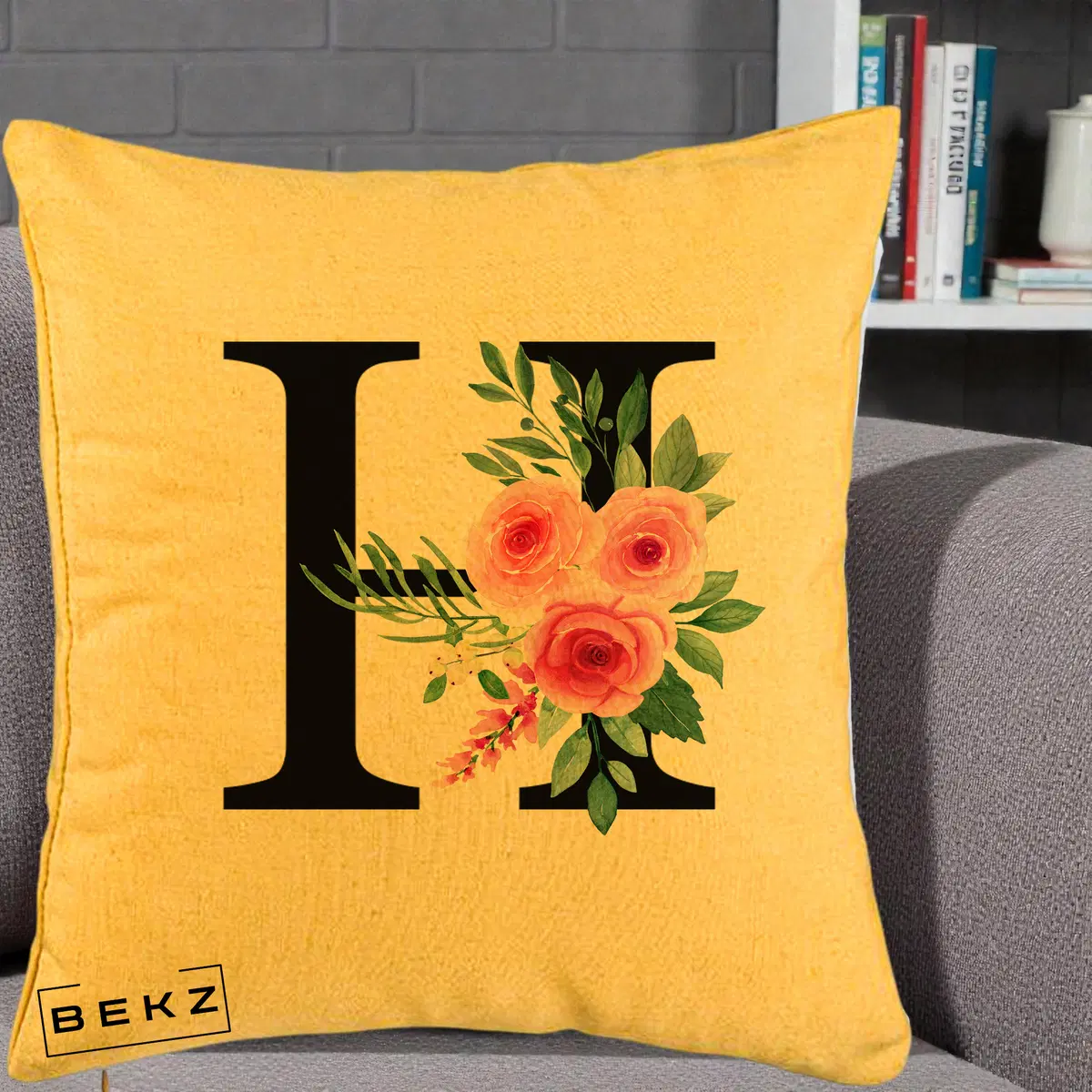 Perna Decorativa Monograma Florala Litera H cu Trandafiri Roz, 40x40 cm, Galben, Husa Detasabila, Perna, BEKZ®