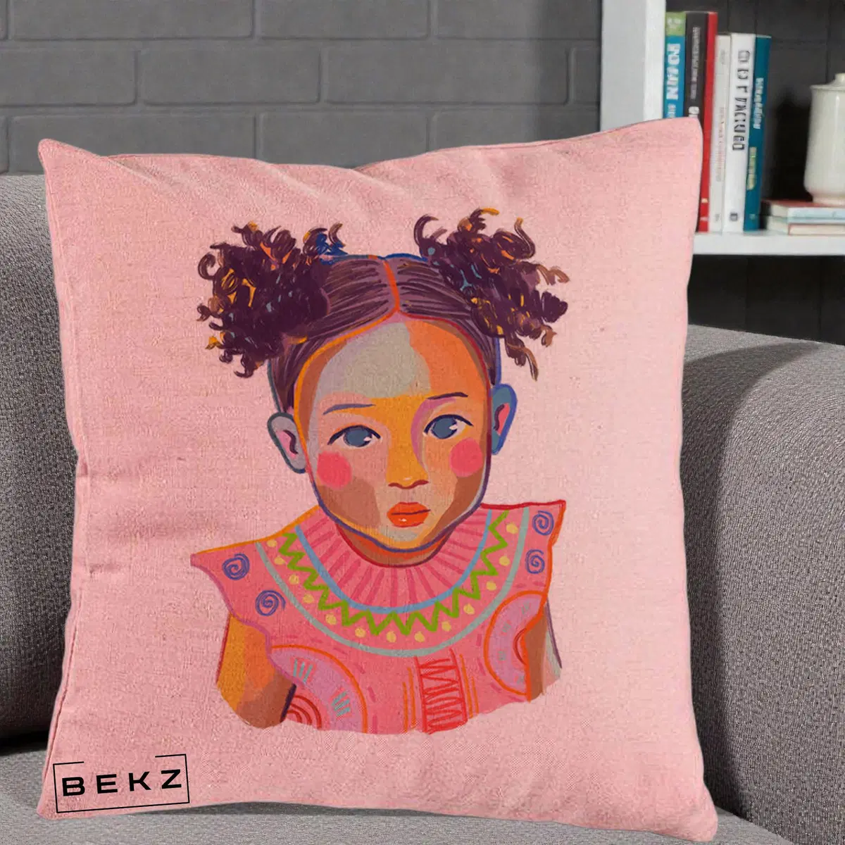 Perna Decorativa Fetita Vesela Portret Colorat, 40x40 cm, Roz, Husa Detasabila, Perna, BEKZ®