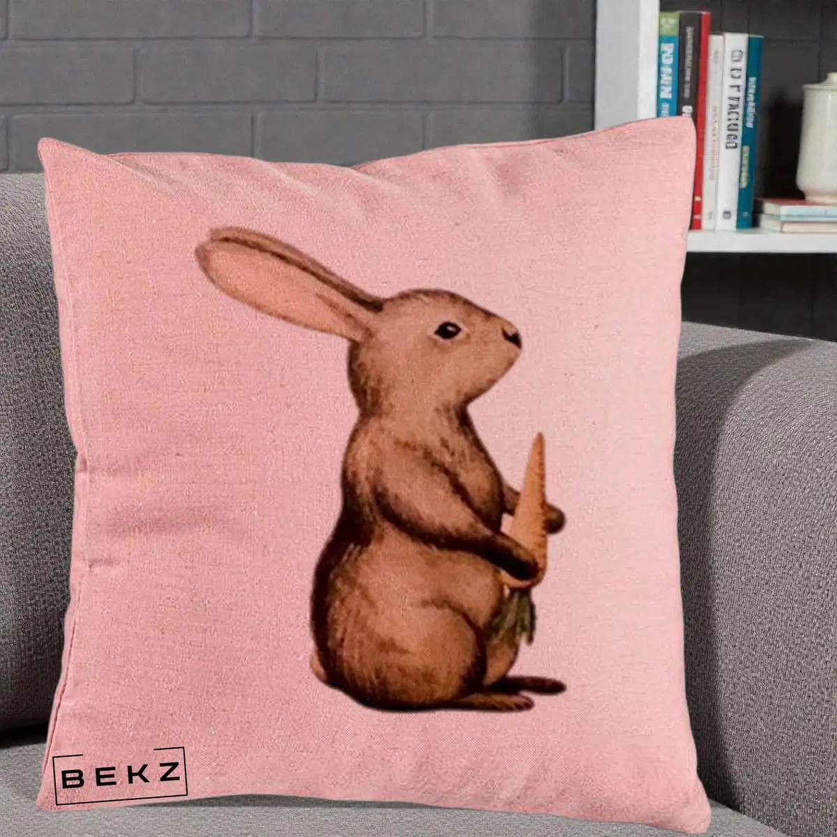 Perna Decorativa Iepuras Acuarela cu Morcov, 40x40 cm, Roz, Husa Detasabila, Perna, BEKZ®