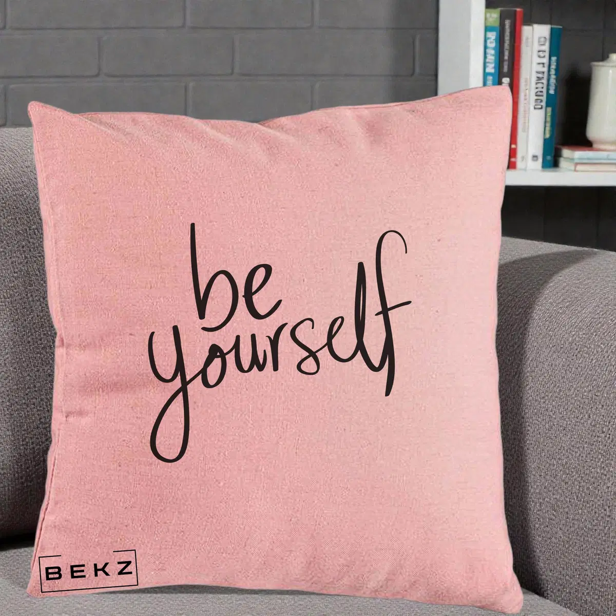 Perna Decorativa Be Yourself Caligrafie Neagra, 40x40 cm, Roz, Husa Detasabila, Perna, BEKZ®