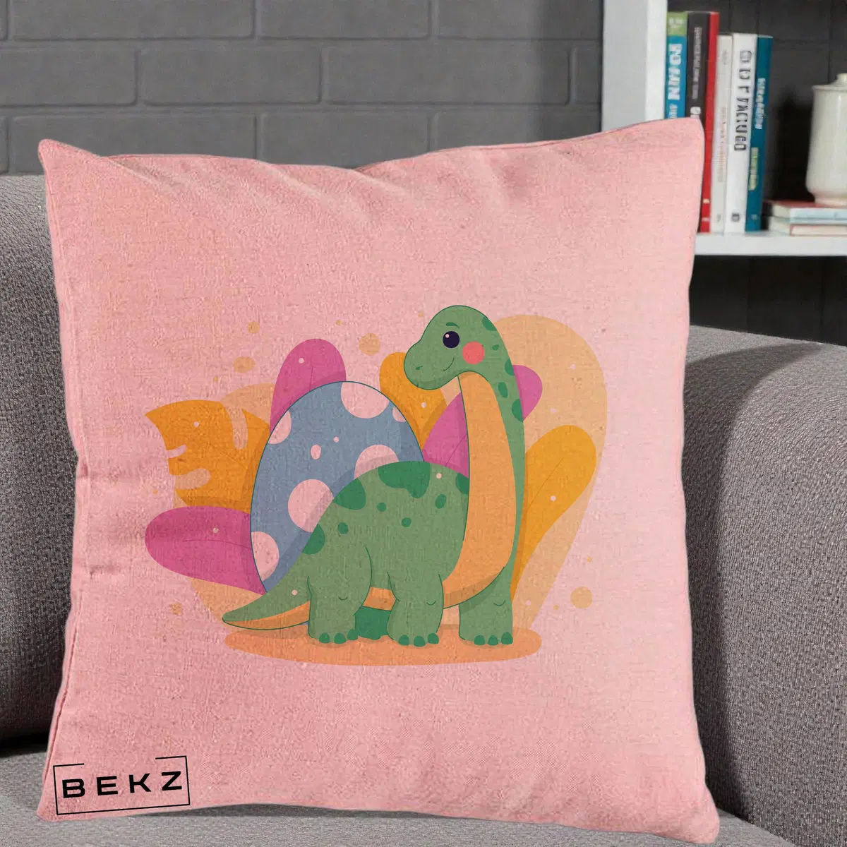 Perna Decorativa Dinozaur cu Ou Pastelat, 40x40 cm, Roz, Husa Detasabila, Perna, BEKZ®