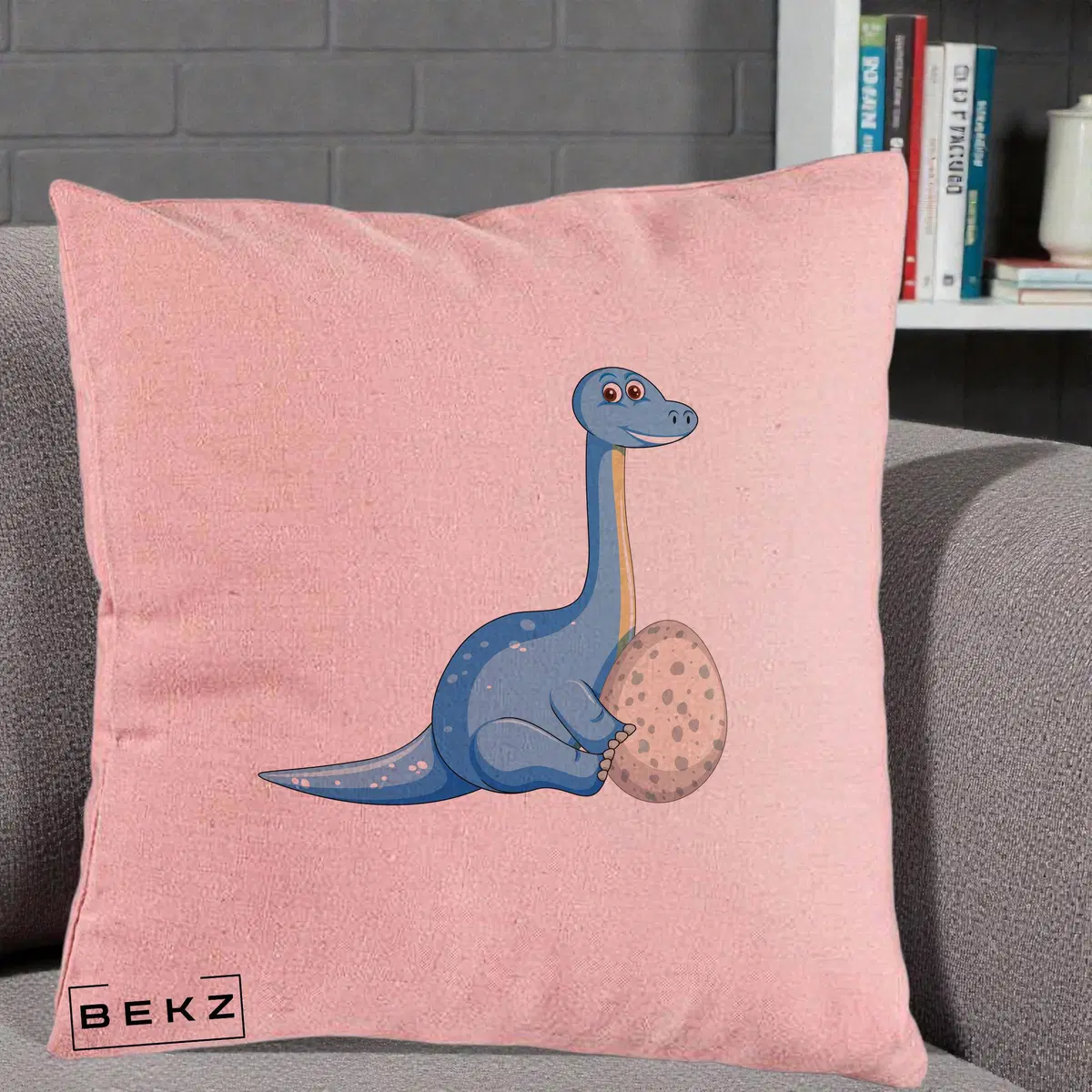 Perna Decorativa Brontosaur cu Ou, 40x40 cm, Roz, Husa Detasabila, Perna, BEKZ®