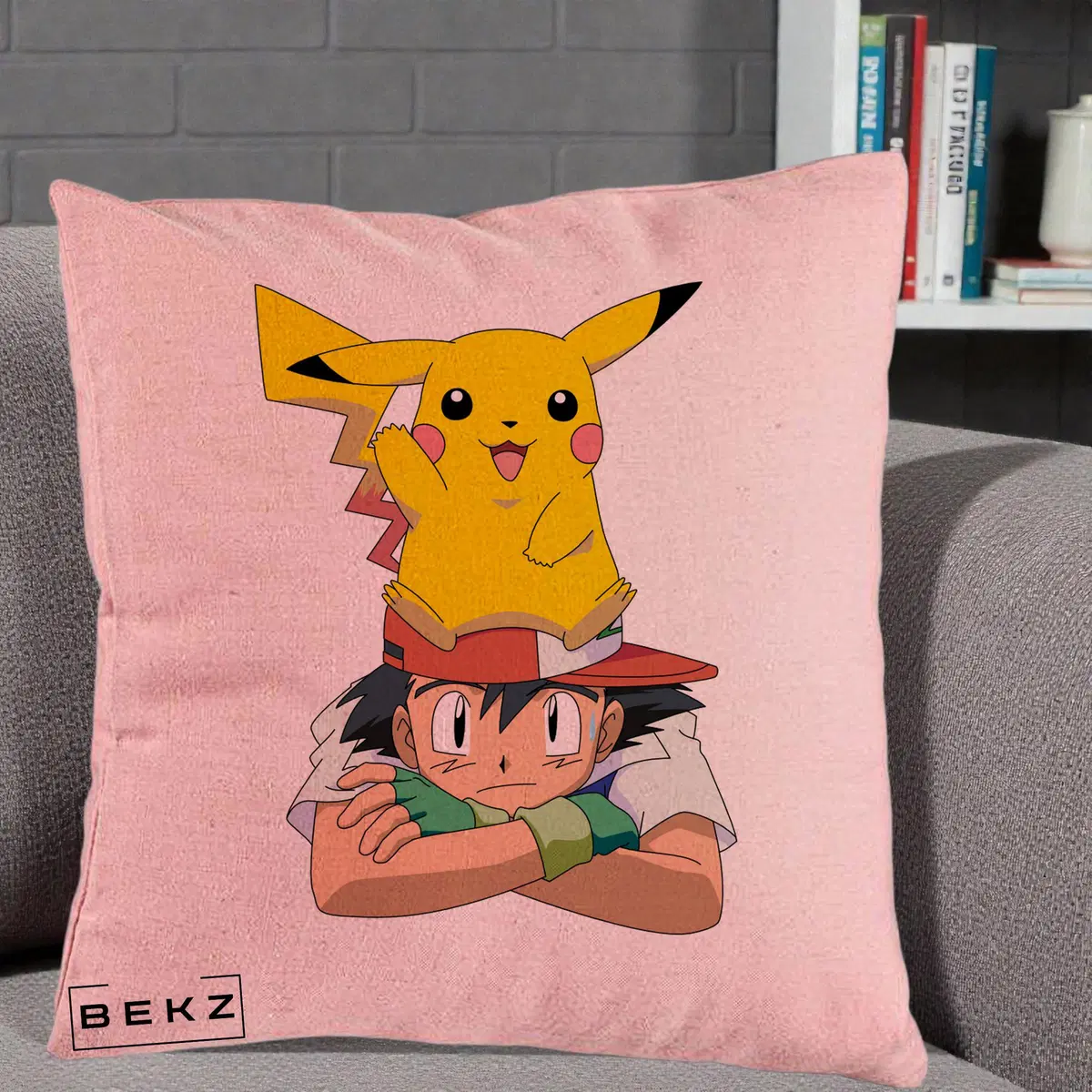 Perna Decorativa Ash si Pikachu, 40x40 cm, Roz, Husa Detasabila, Perna, BEKZ®