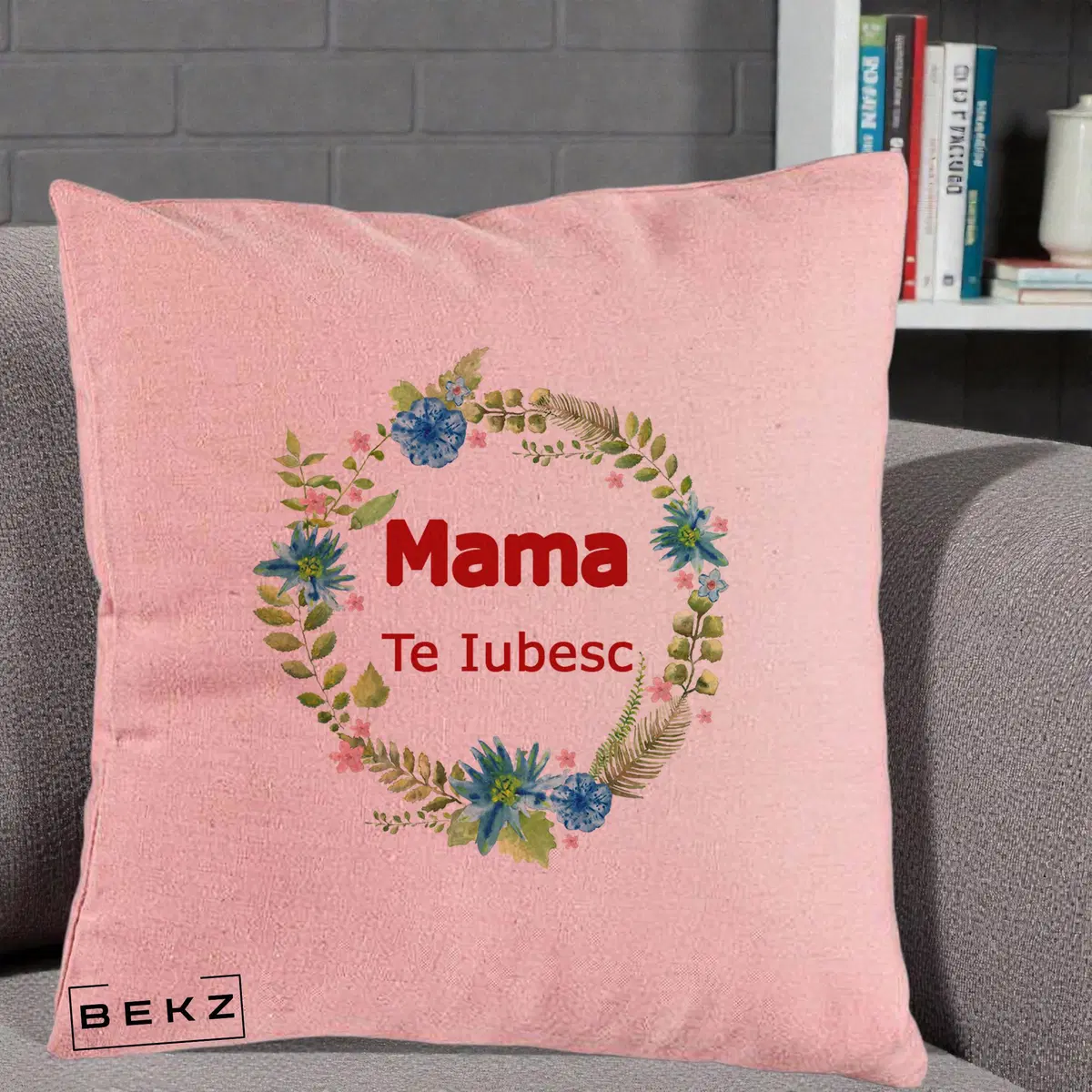 Perna Decorativa Mama Te Iubesc Flori Albastre, 40x40 cm, Roz, Husa Detasabila, Perna, BEKZ®
