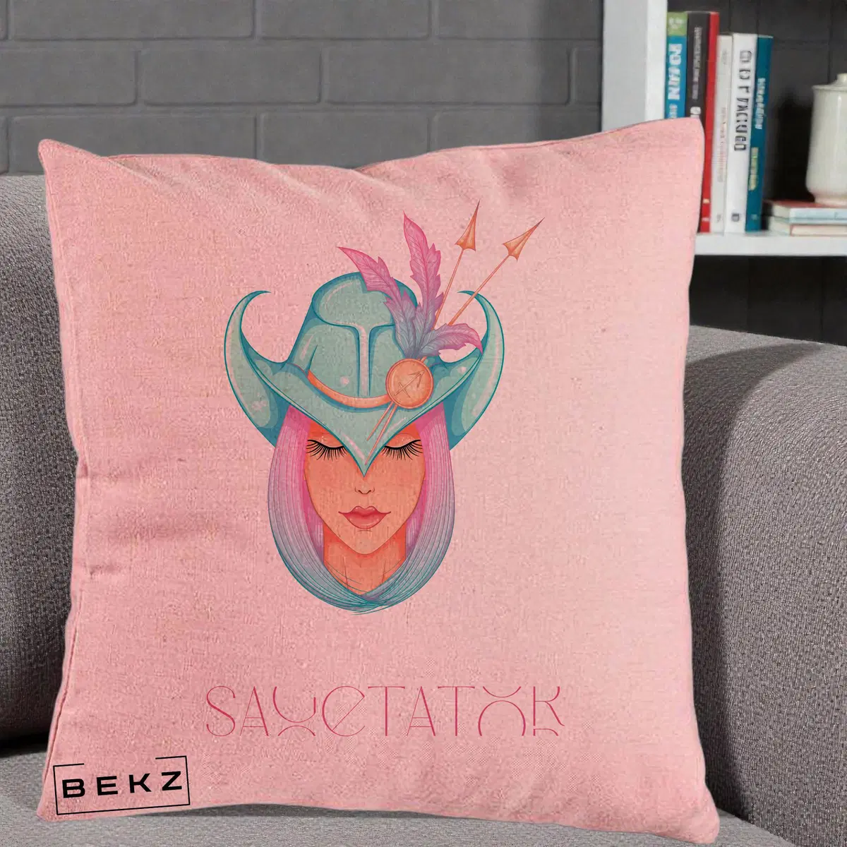Perna Decorativa Zodiac Sagetator Cowgirl, 40x40 cm, Roz, Husa Detasabila, Perna, BEKZ®