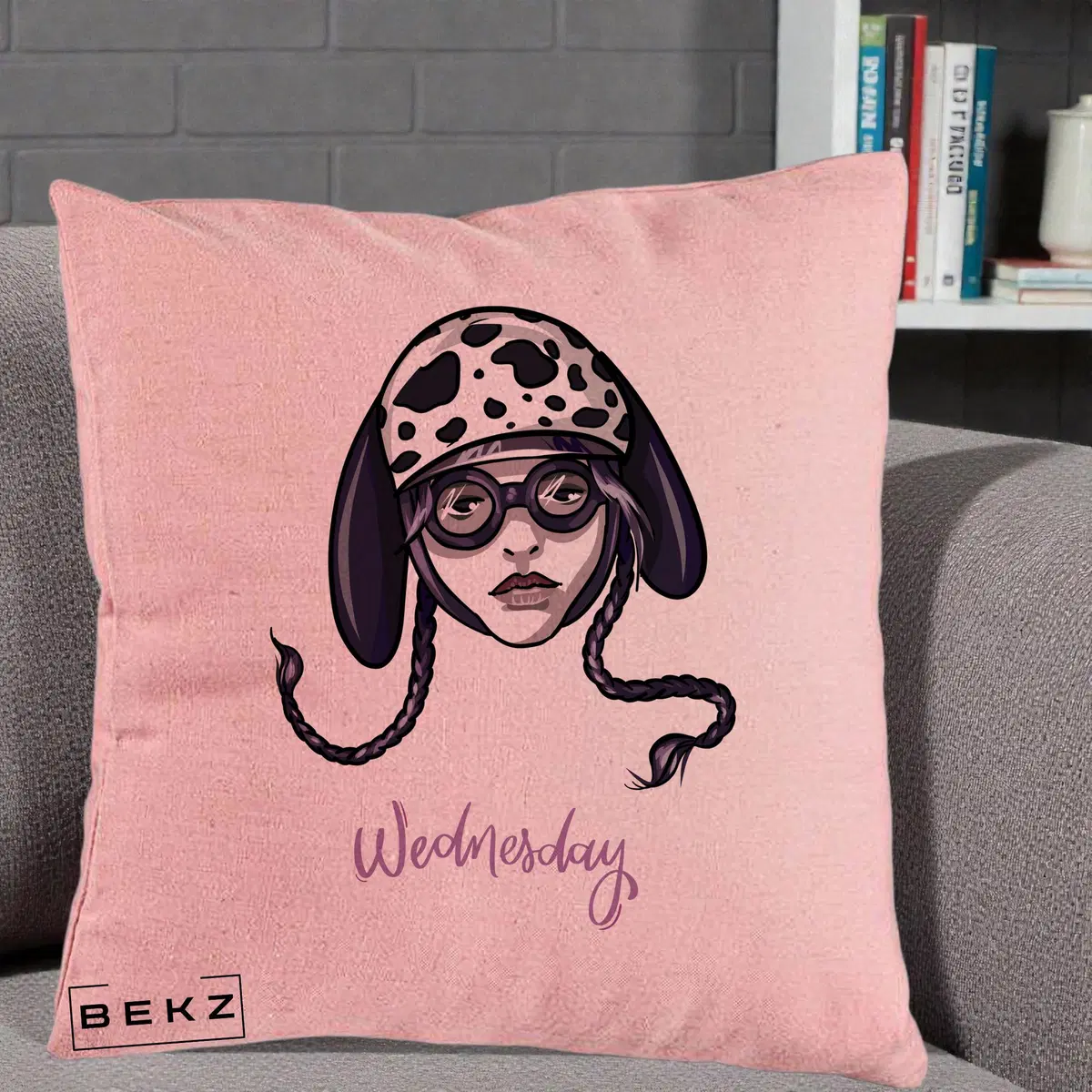Perna Decorativa Wednesday Addams cu Caine Dalmatian, 40x40 cm, Roz, Husa Detasabila, Perna, BEKZ®