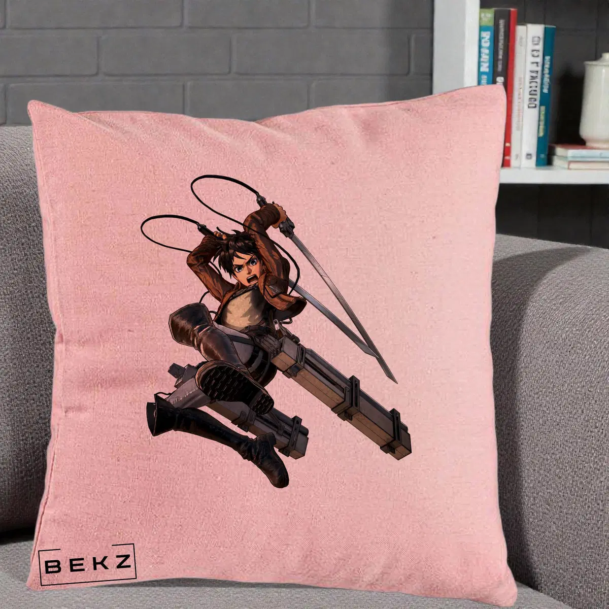 Perna Decorativa Attack on Titan Eren Yeager Lupta, 40x40 cm, Roz, Husa Detasabila, Perna, BEKZ®