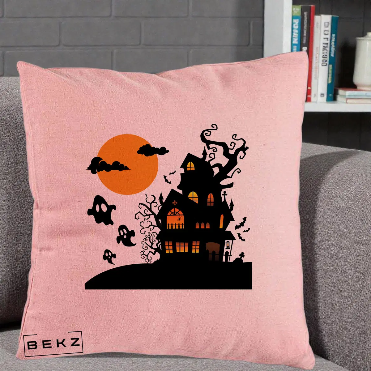 Perna Decorativa Halloween Casa Bantuita cu Fantome, 40x40 cm, Roz, Husa Detasabila, Perna, BEKZ®