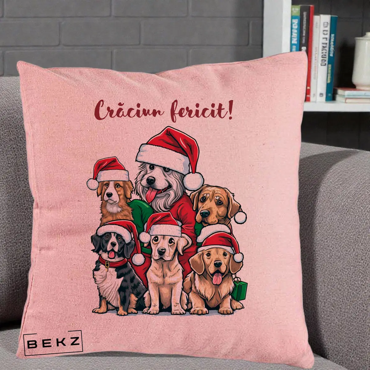 Perna Decorativa Caini cu Bonete Craciun Fericit, 40x40 cm, Roz, Husa Detasabila, Perna, BEKZ®