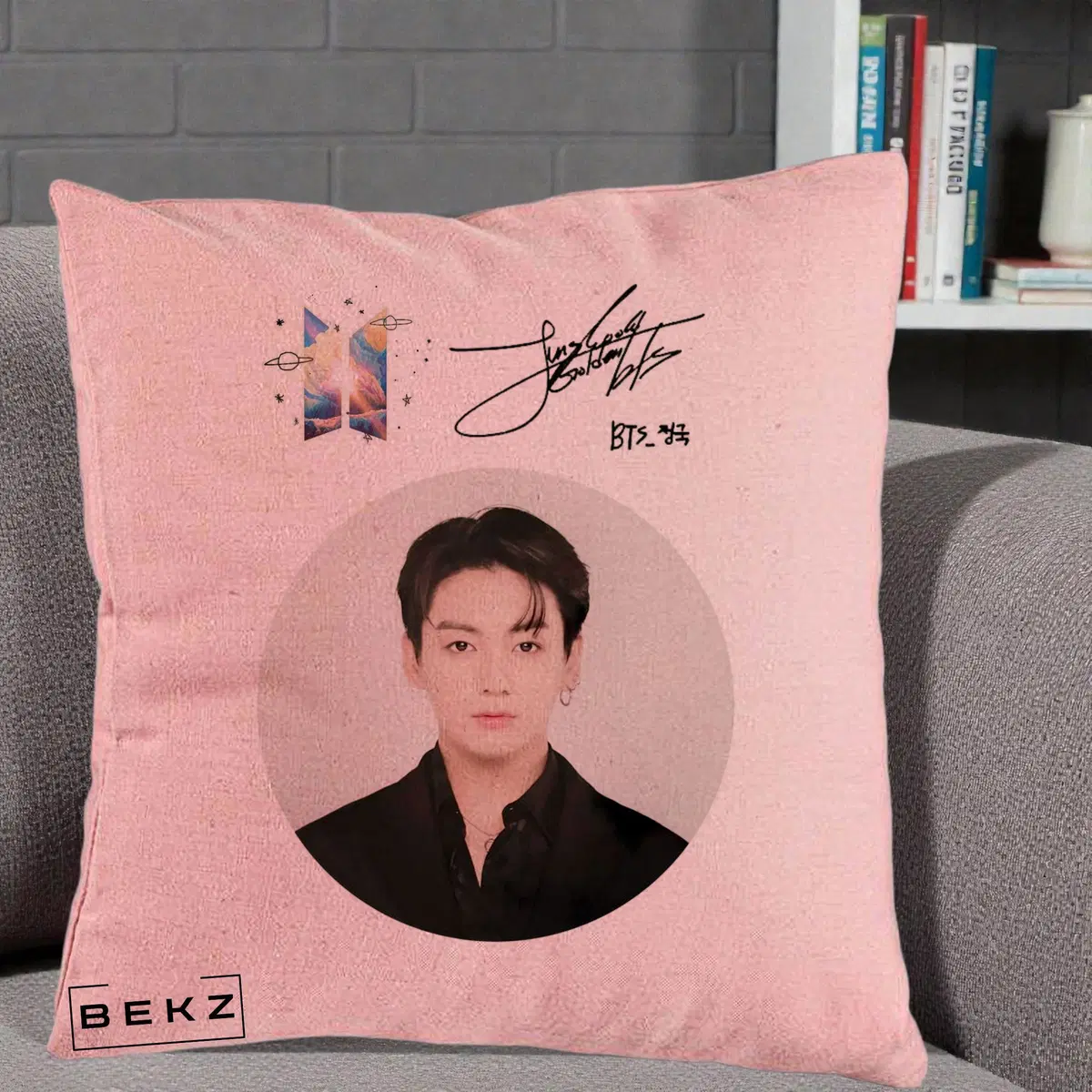 Perna Decorativa BTS Jungkook Portret cu Autograf si Logo, 40x40 cm, Roz, Husa Detasabila, Perna, BEKZ®