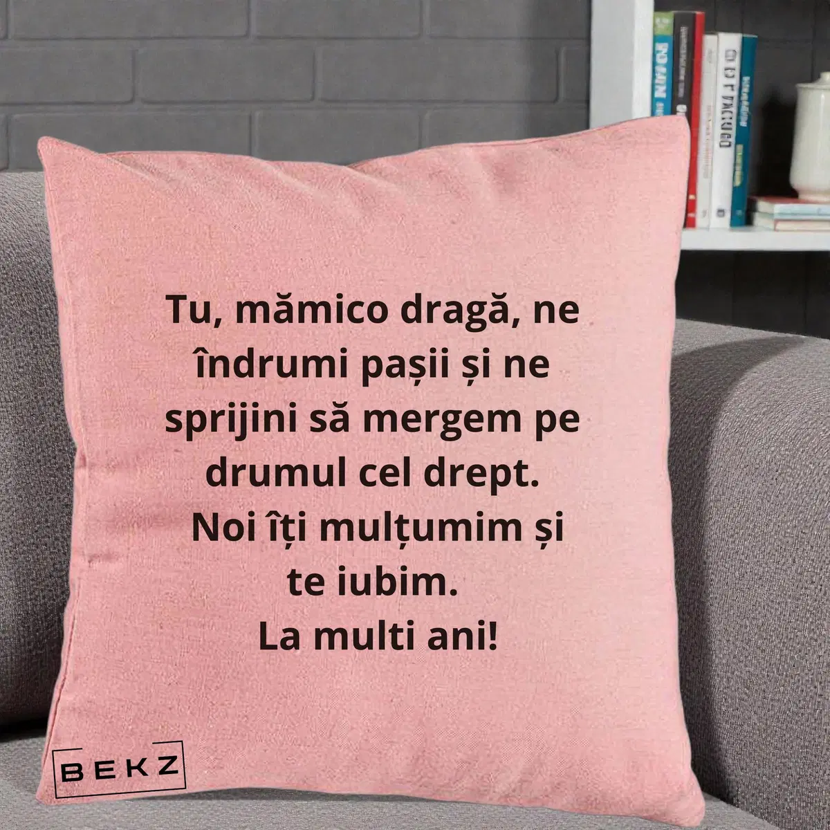 Perna Decorativa Mamico Draga Te Iubim La Multi Ani cu Text Negru, 40x40 cm, Roz, Husa Detasabila, Perna, BEKZ®