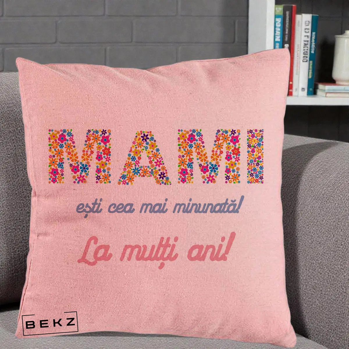 Perna Decorativa Mami Esti Cea mai Minunata La Multi Ani cu Litere Florale, 40x40 cm, Roz, Husa Detasabila, Perna, BEKZ®