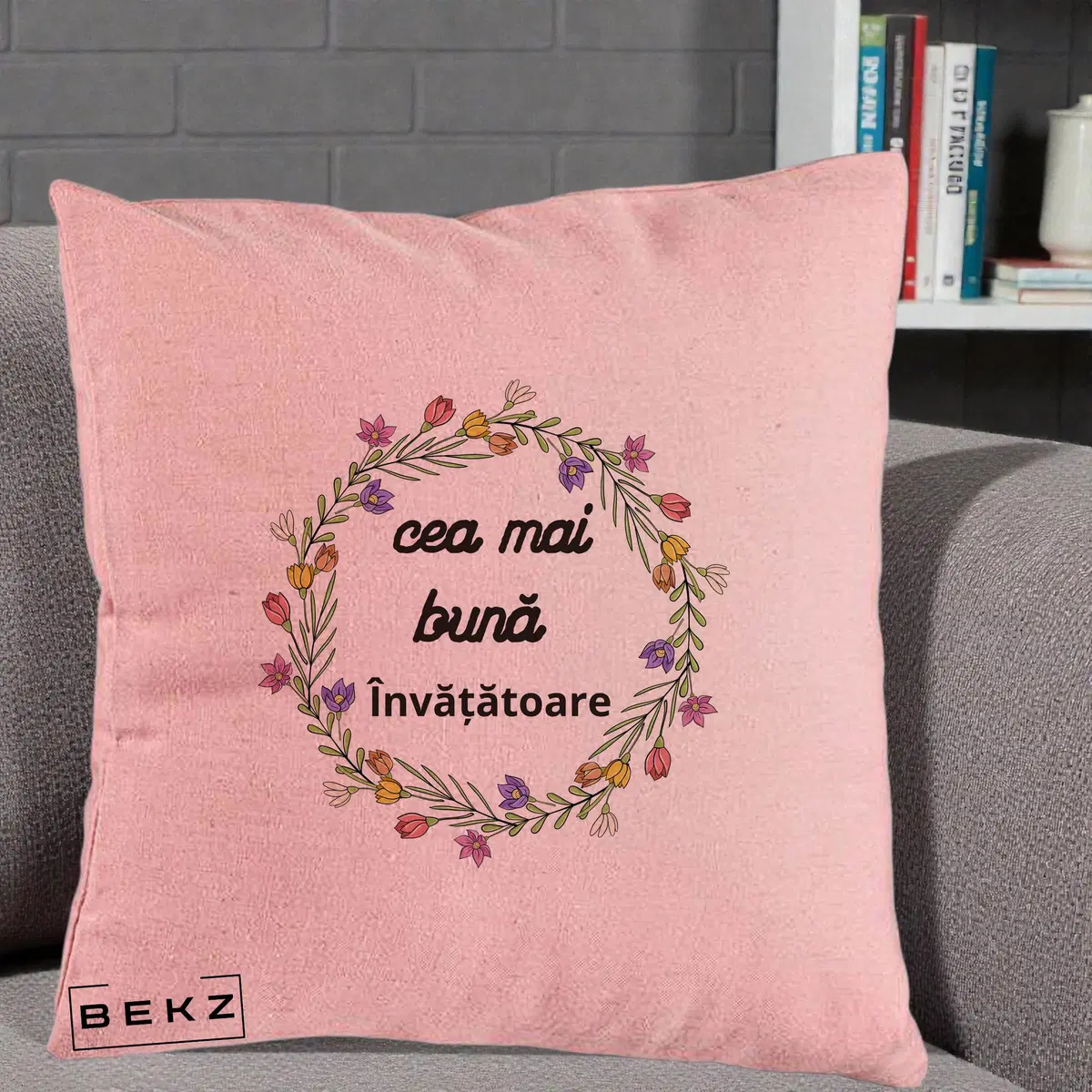 Perna Decorativa Cea mai Buna Invatatore cu Coronita Florala Colorata, 40x40 cm, Roz, Husa Detasabila, Perna, BEKZ®