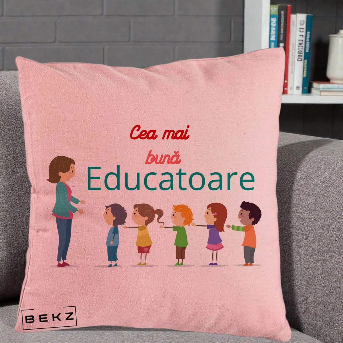 Perna Decorativa Cea mai Buna Educatoare cu Ilustratie Copii si Educatoare, 40x40 cm, Roz, Husa Detasabila, Perna, BEKZ®