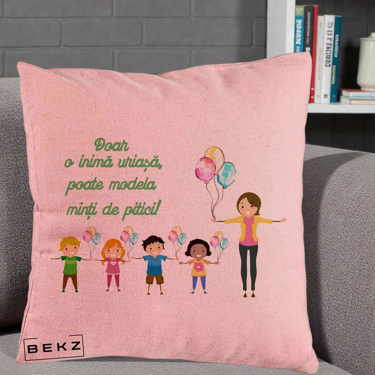 Perna Decorativa Doar o Inima Uriasa poate Modela Minti de Pitici cu Educatoare si Baloane, 40x40 cm, Roz, Husa Detasabila, Perna, BEKZ®