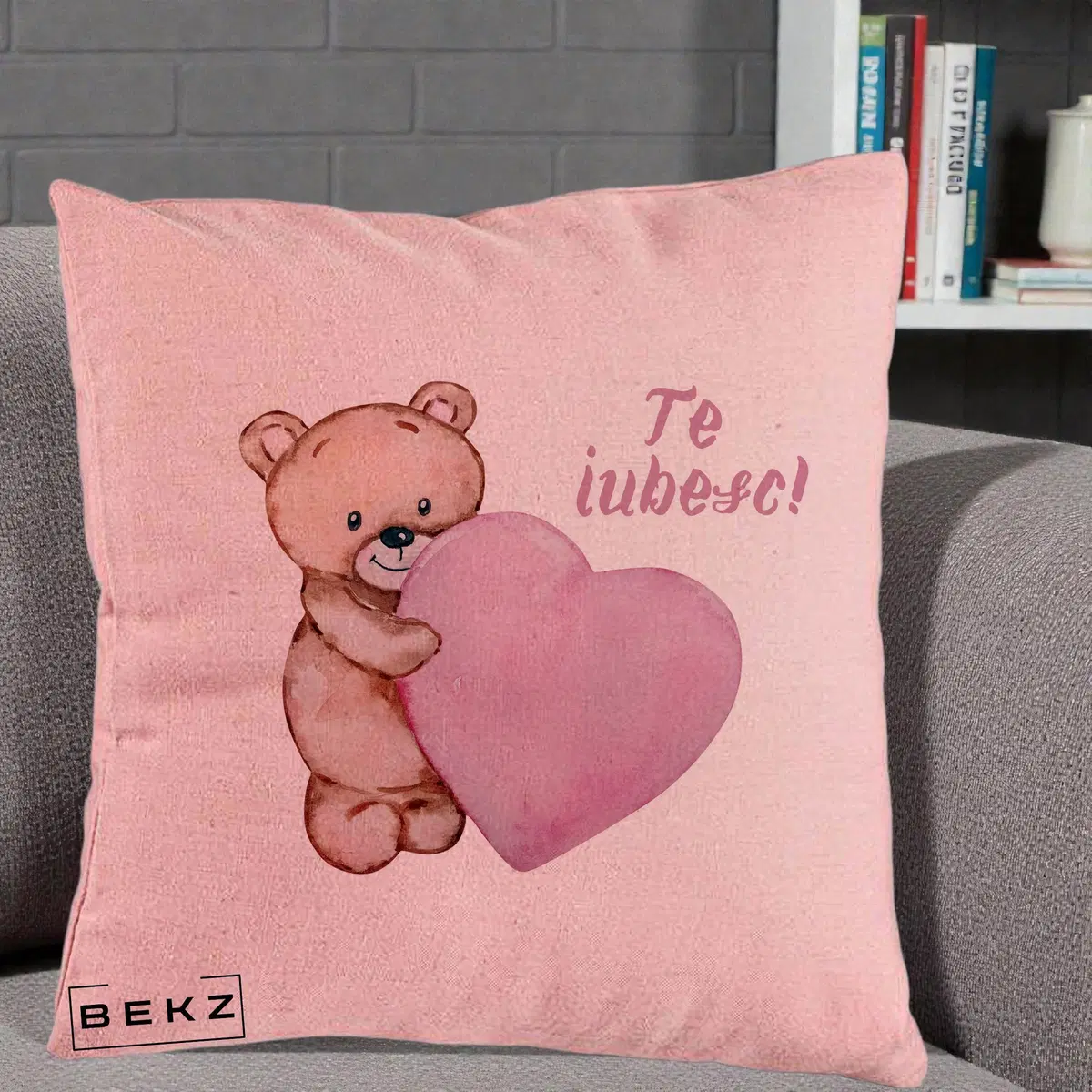 Perna Decorativa Te Iubesc Ursulet cu Inima Roz Acuarela, 40x40 cm, Roz, Husa Detasabila, Perna, BEKZ®