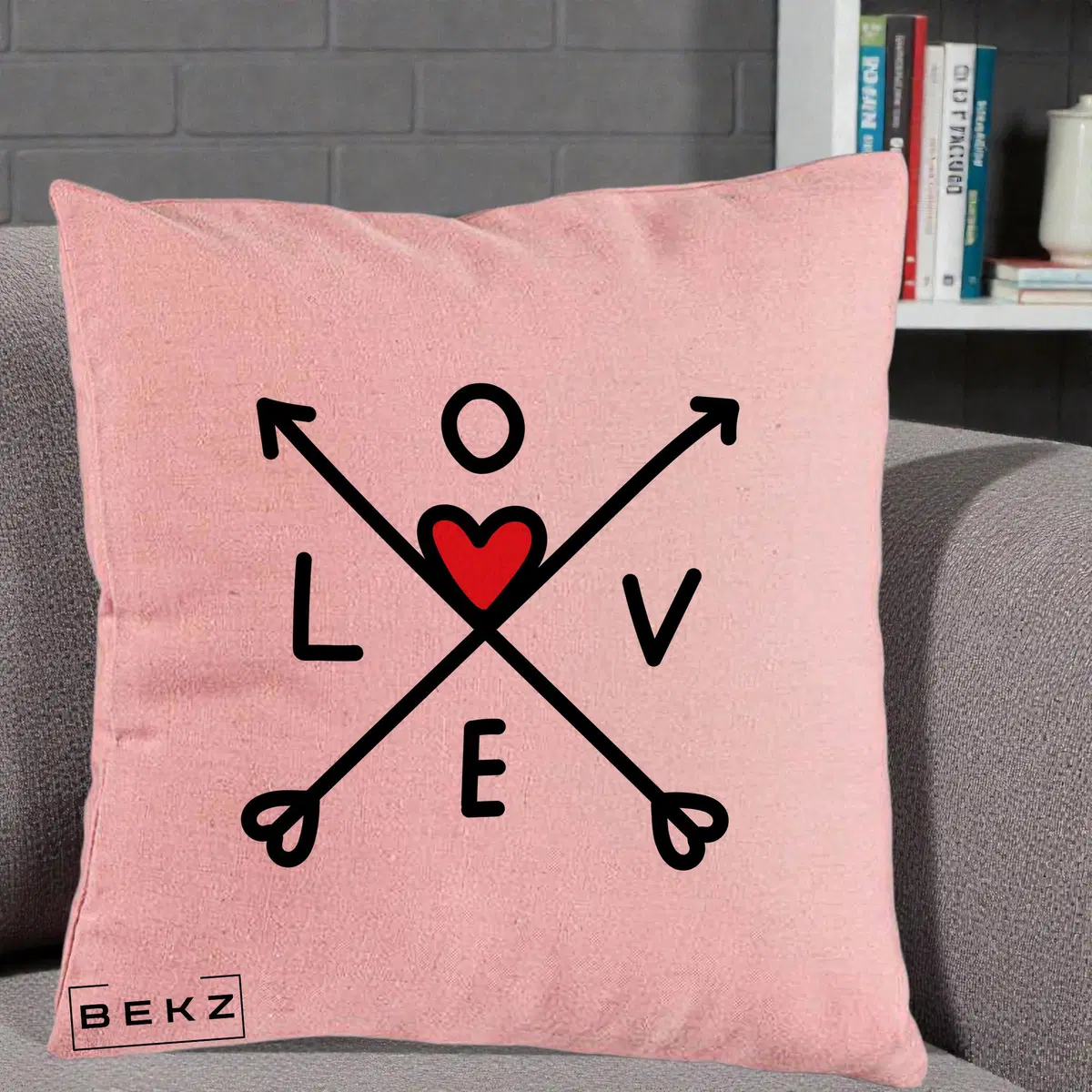 Perna Decorativa Love cu Sageti Incrucisate si Inima Rosie, 40x40 cm, Roz, Husa Detasabila, Perna, BEKZ®