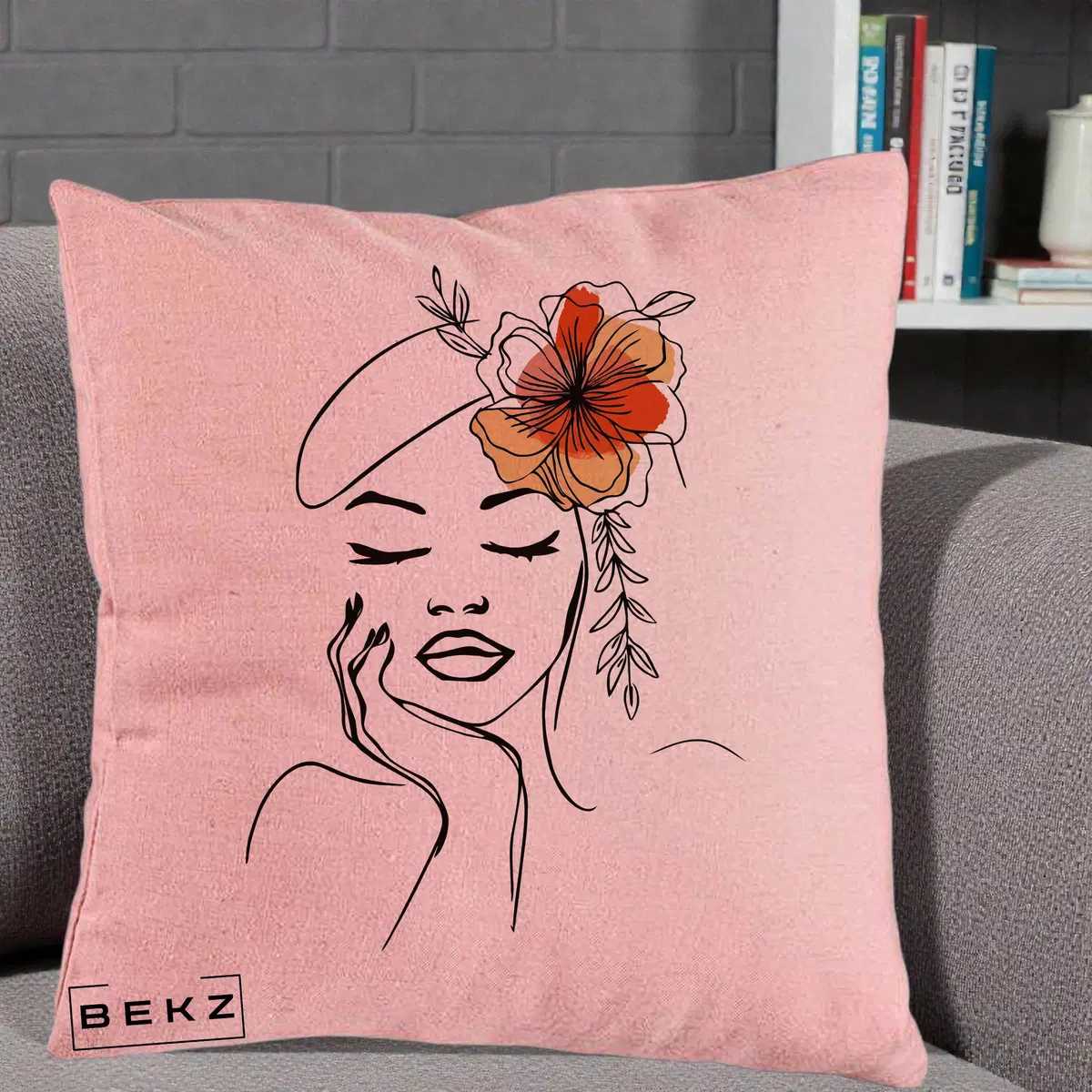Perna Decorativa Portret Feminin Flori Palarie, 40x40 cm, Roz, Husa Detasabila, Perna, BEKZ®
