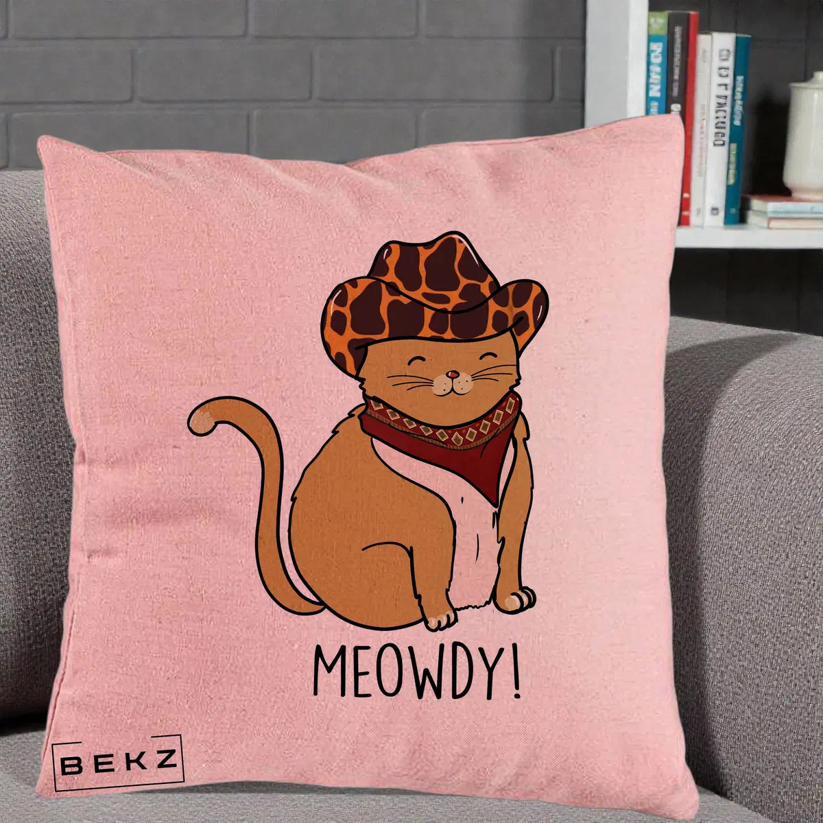 Perna Decorativa Pisica Cowboy Meowdy, 40x40 cm, Roz, Husa Detasabila, Perna, BEKZ®