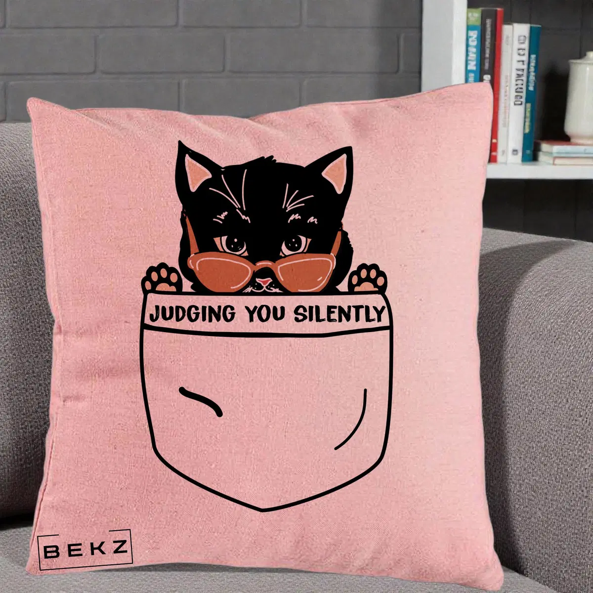 Perna Decorativa Judging You Silently Pisica Buzunar, 40x40 cm, Roz, Husa Detasabila, Perna, BEKZ®