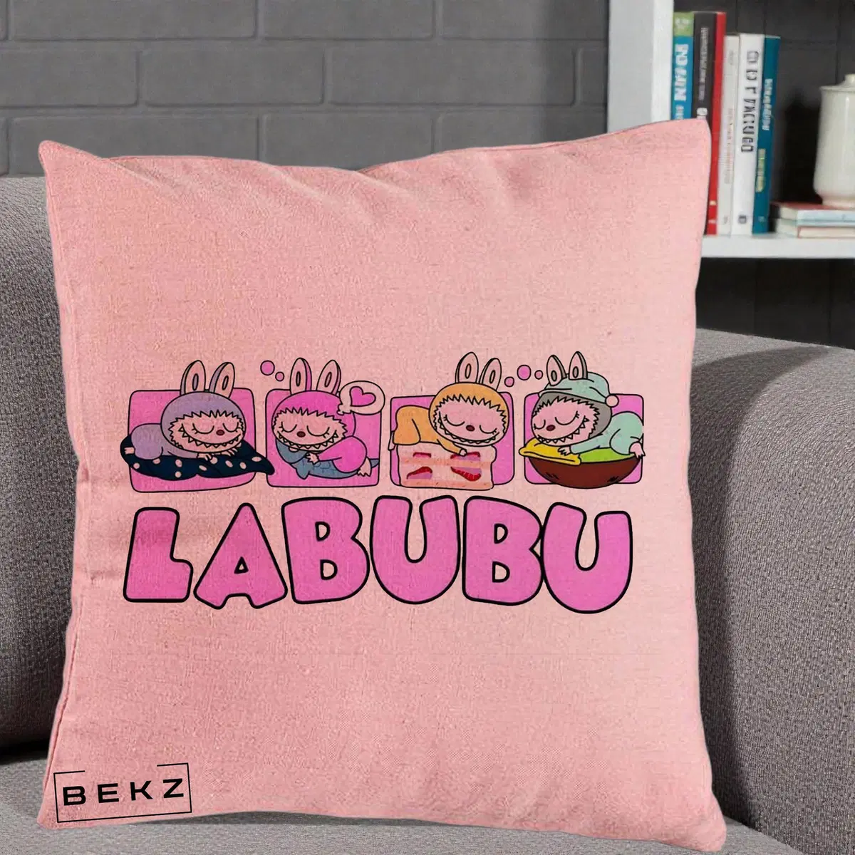 Perna Decorativa Labubu Sleeping Quad, 40x40 cm, Roz, Husa Detasabila, Perna, BEKZ®