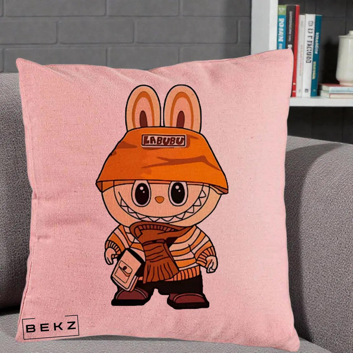 Perna Decorativa Labubu Streetwear Portocaliu, 40x40 cm, Roz, Husa Detasabila, Perna, BEKZ®