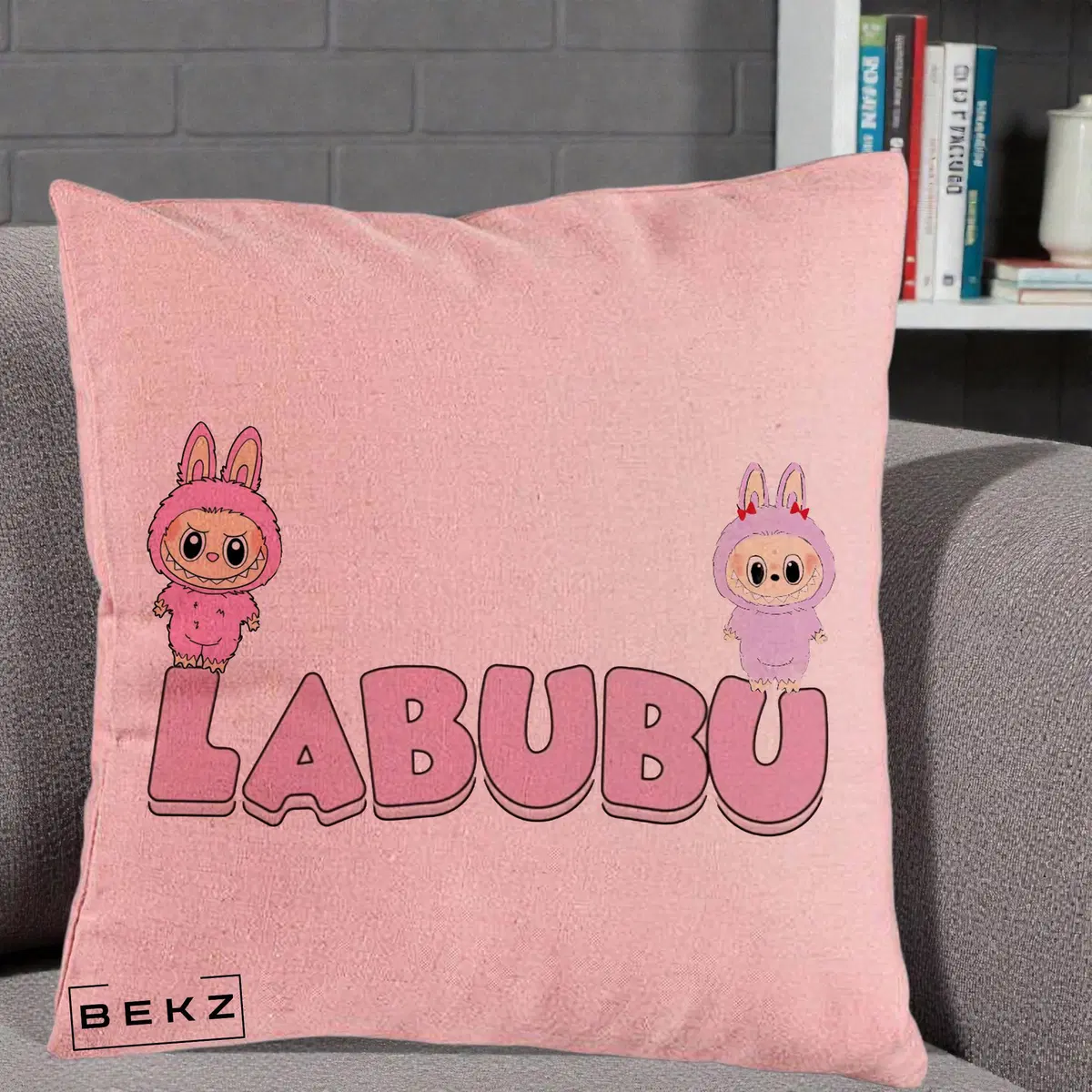 Perna Decorativa Labubu Duo Roz-Lila cu Text, 40x40 cm, Roz, Husa Detasabila, Perna, BEKZ®