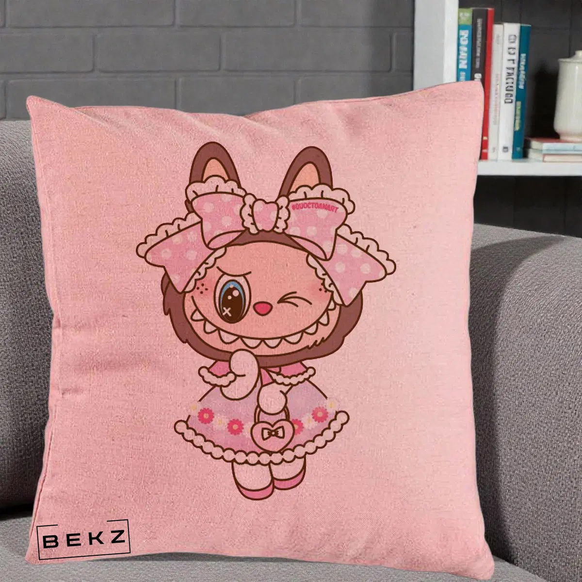Perna Decorativa Labubu Lolita Roz cu Dantela, 40x40 cm, Roz, Husa Detasabila, Perna, BEKZ®