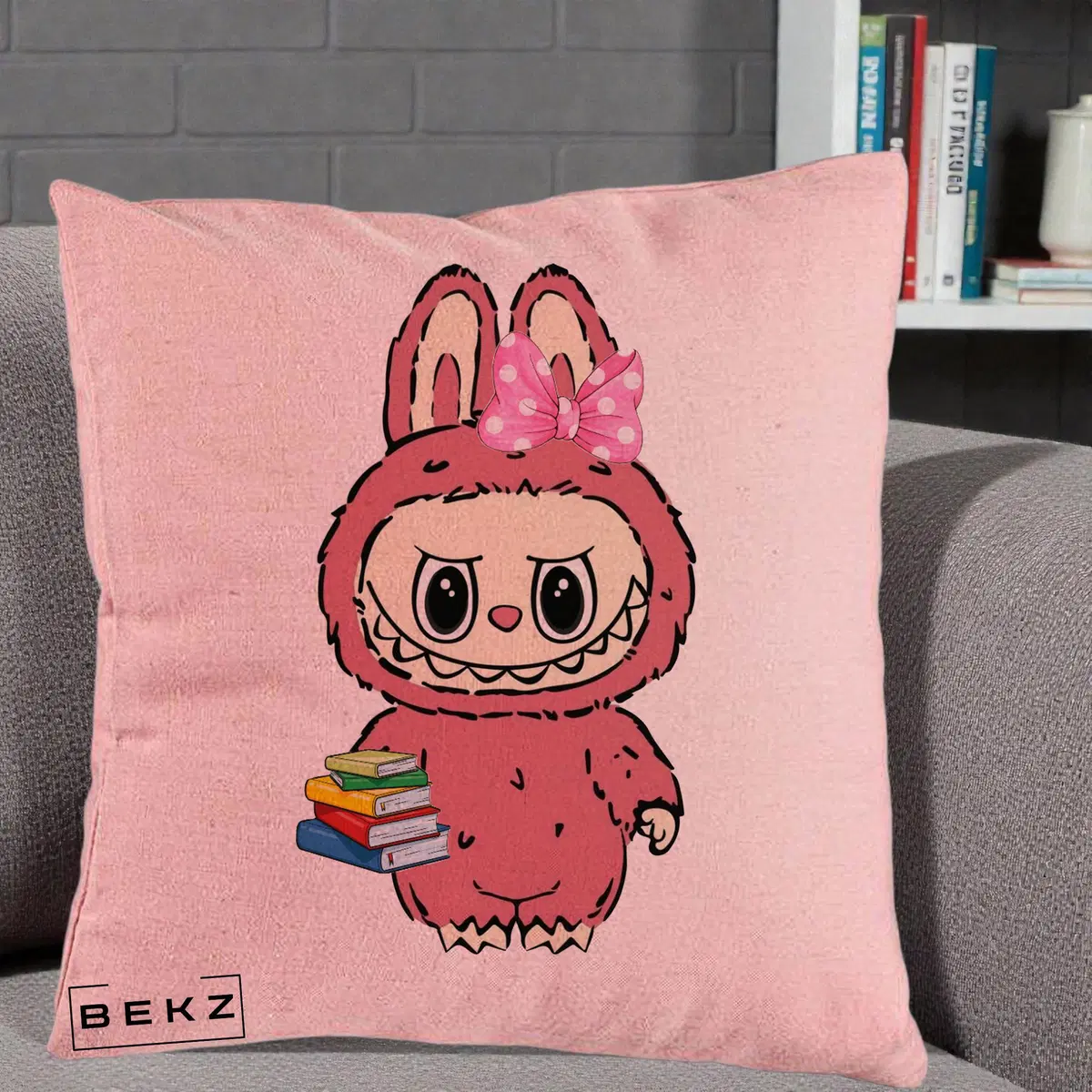 Perna Decorativa Labubu Roz cu Funda si Carti, 40x40 cm, Roz, Husa Detasabila, Perna, BEKZ®