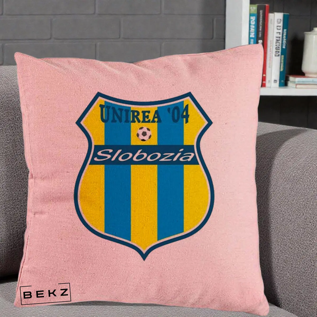 Perna Decorativa Unirea '04 Slobozia Fotbal, 40x40 cm, Roz, Husa Detasabila, Perna, BEKZ®