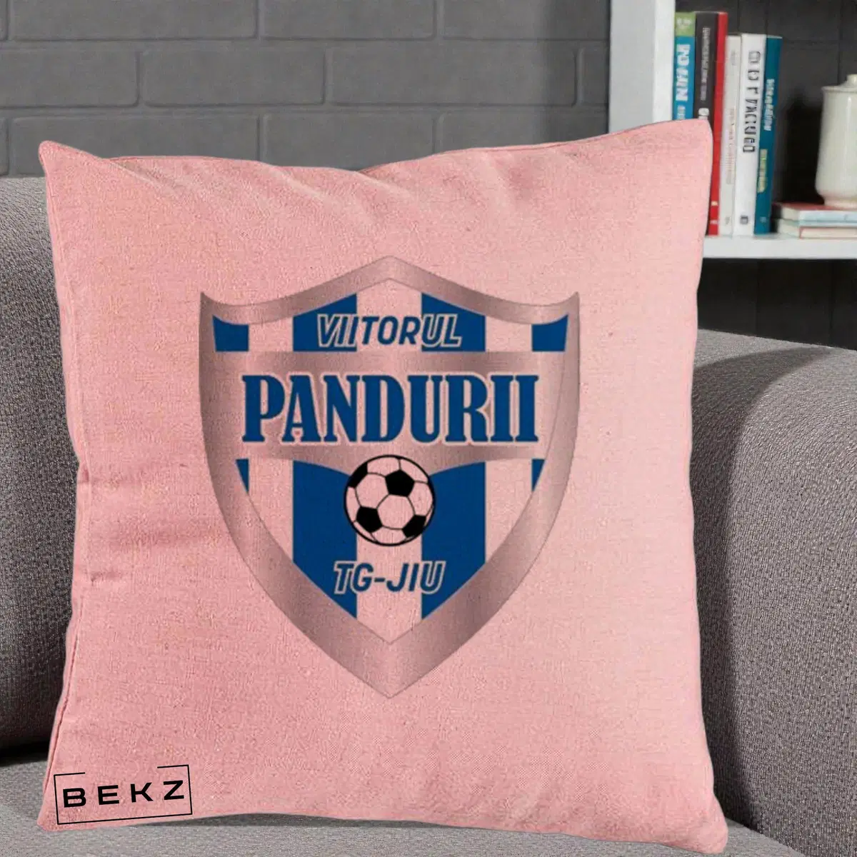 Perna Decorativa Pandurii Targu Jiu Fotbal, 40x40 cm, Roz, Husa Detasabila, Perna, BEKZ®