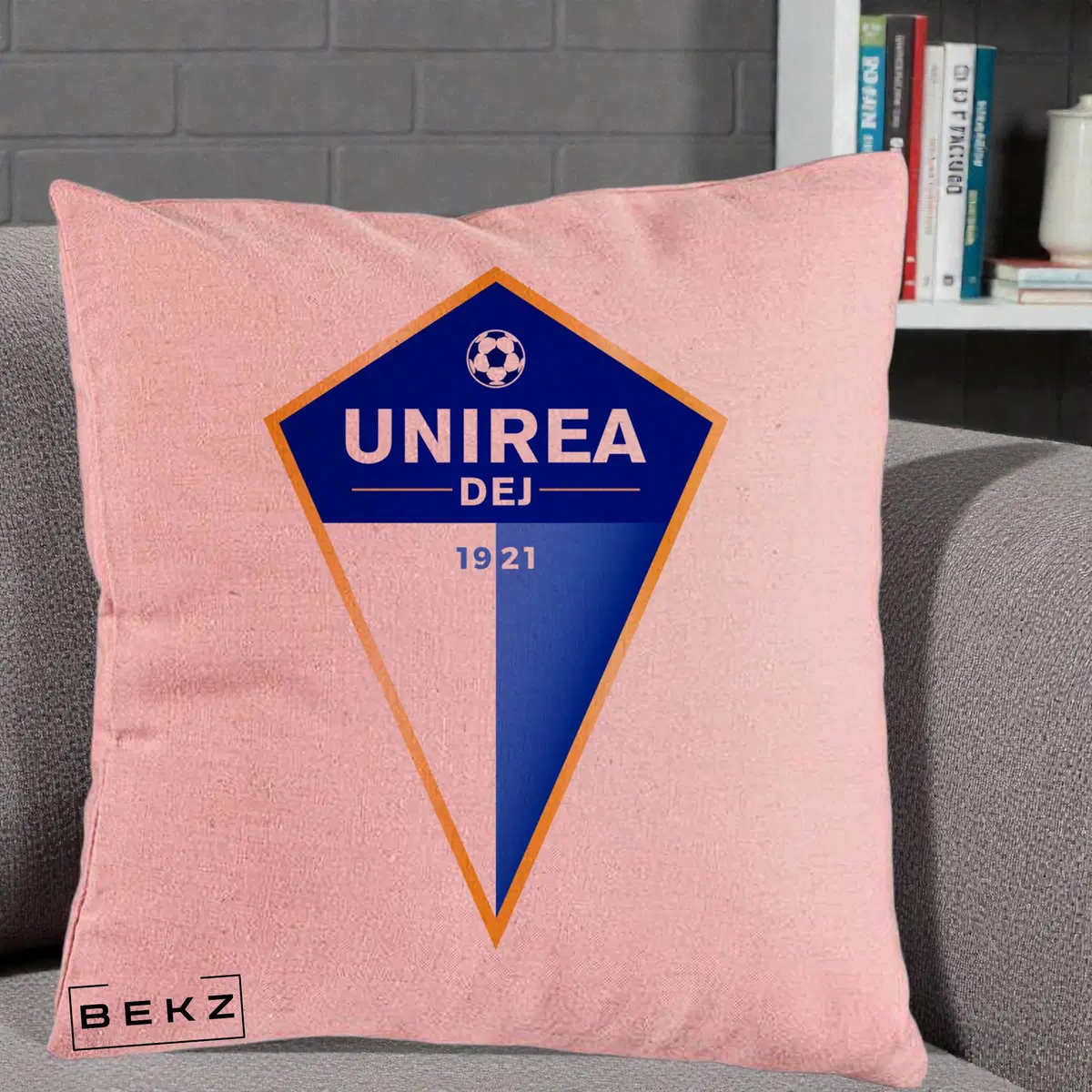 Perna Decorativa Unirea Dej 1921 Fotbal, 40x40 cm, Roz, Husa Detasabila, Perna, BEKZ®