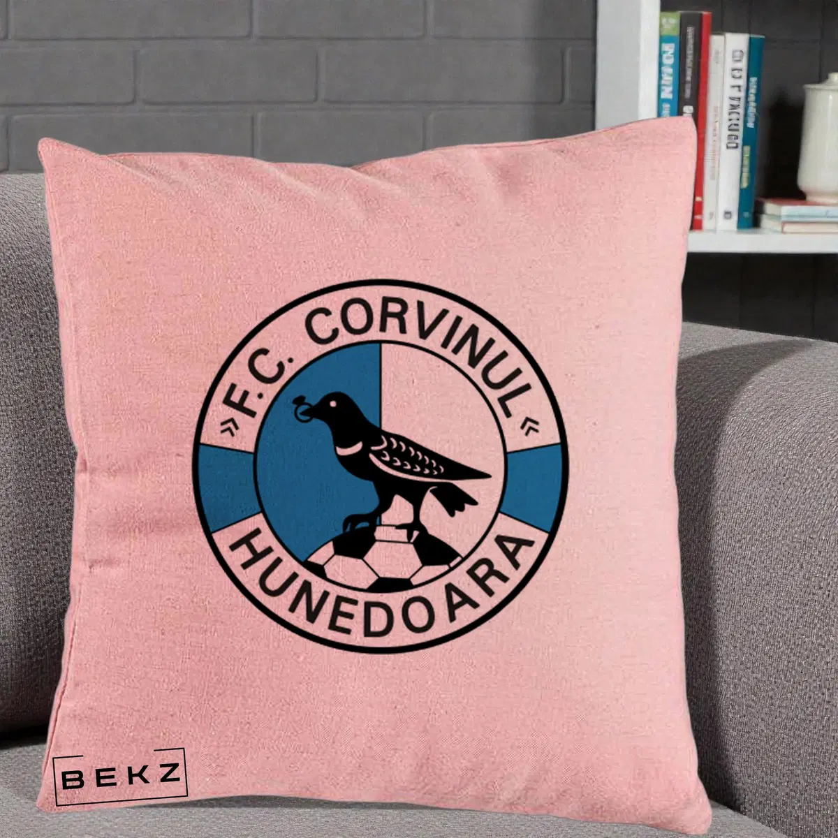 Perna Decorativa FC Corvinul Hunedoara Fotbal, 40x40 cm, Roz, Husa Detasabila, Perna, BEKZ®