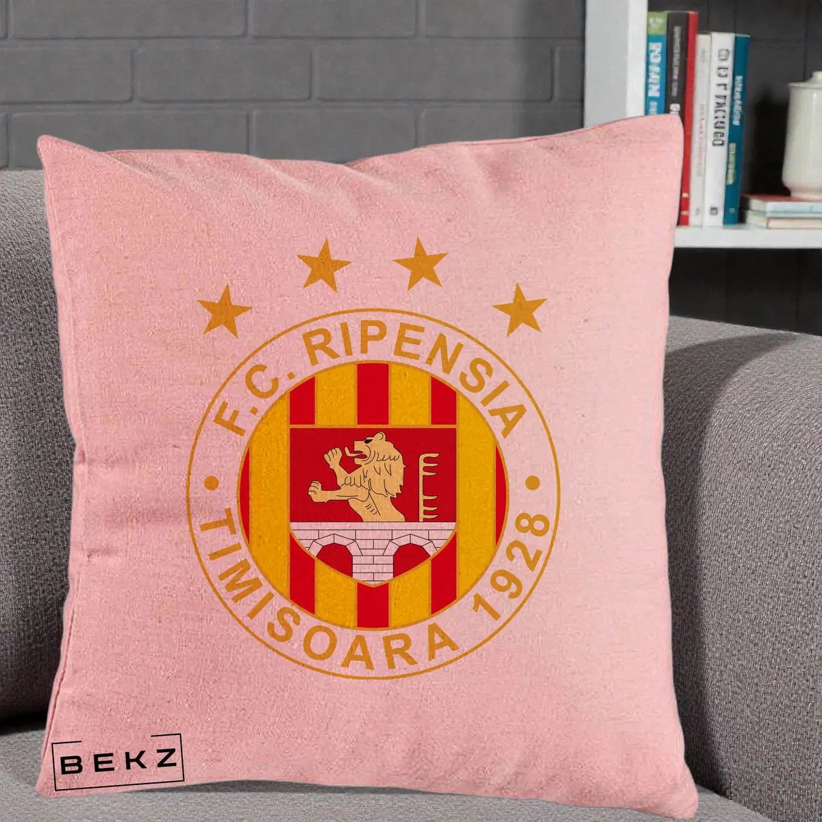 Perna Decorativa FC Ripensia Timisoara 1928, 40x40 cm, Roz, Husa Detasabila, Perna, BEKZ®