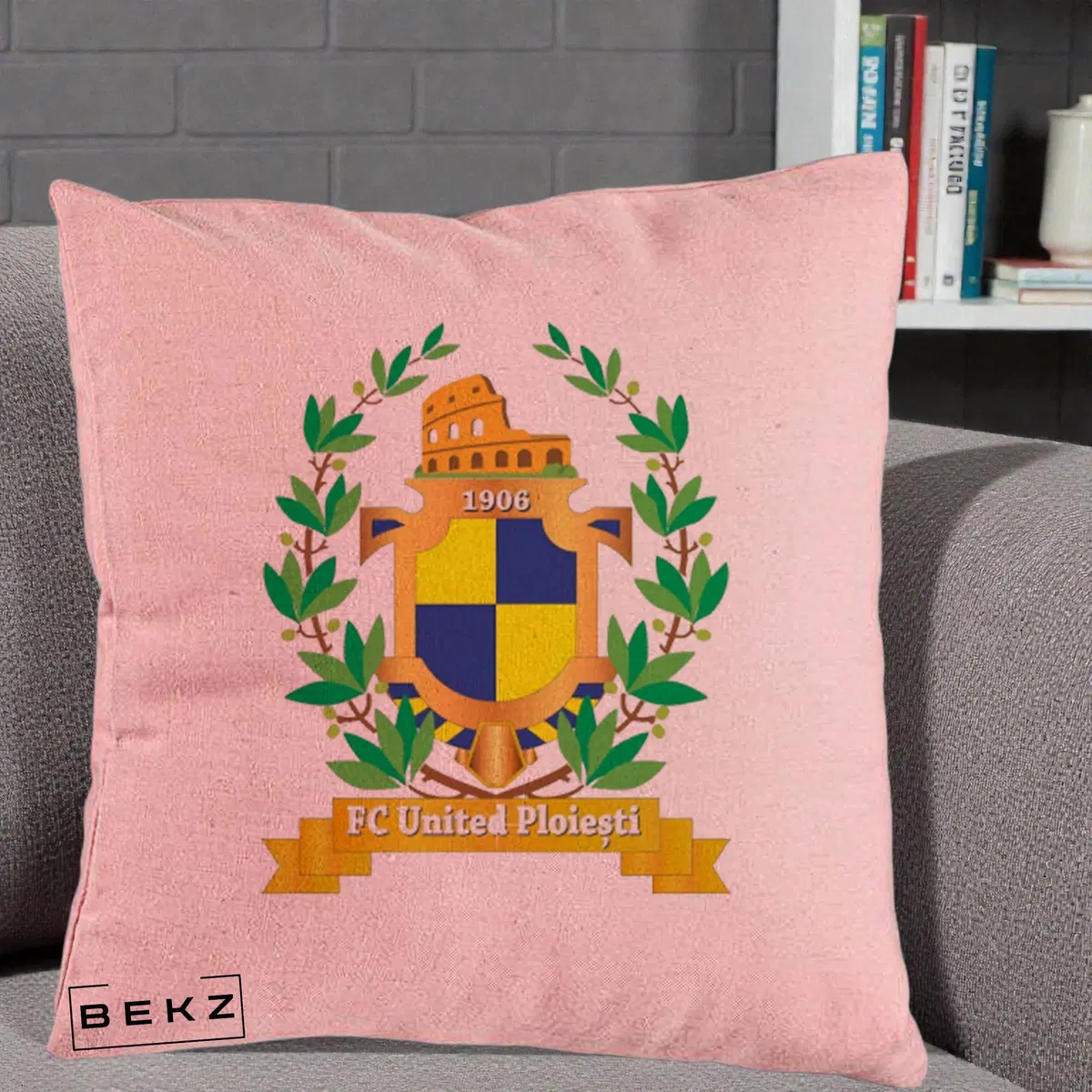 Perna Decorativa FC United Ploiesti 1906 Fotbal, 40x40 cm, Roz, Husa Detasabila, Perna, BEKZ®