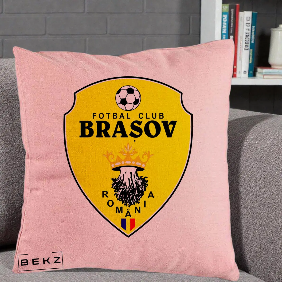 Perna Decorativa FC Brasov Fotbal Romania, 40x40 cm, Roz, Husa Detasabila, Perna, BEKZ®