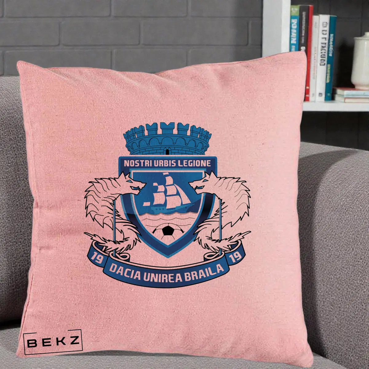 Perna Decorativa Dacia Unirea Braila 1919 Fotbal, 40x40 cm, Roz, Husa Detasabila, Perna, BEKZ®