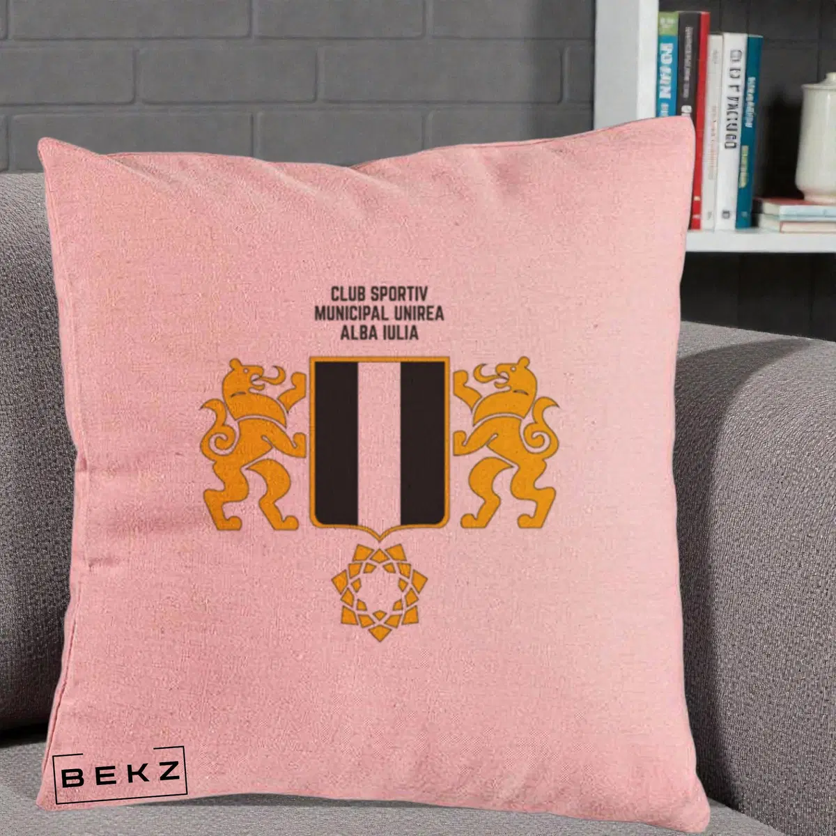 Perna Decorativa CSM Unirea Alba Iulia Fotbal, 40x40 cm, Roz, Husa Detasabila, Perna, BEKZ®