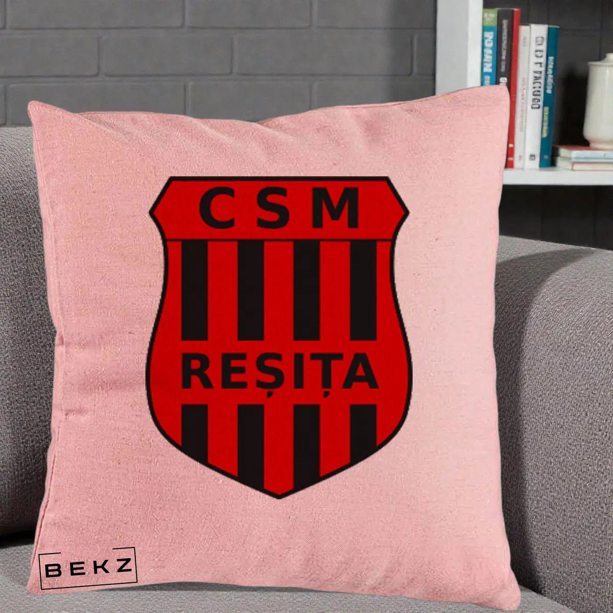 Perna Decorativa CSM Resita Fotbal, 40x40 cm, Roz, Husa Detasabila, Perna, BEKZ®