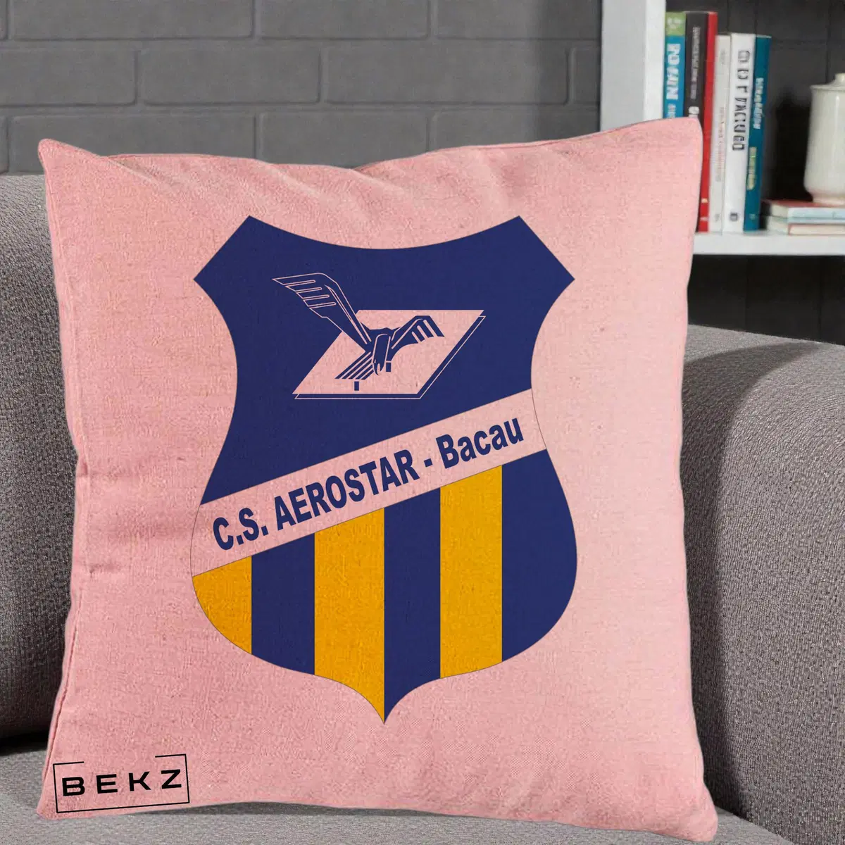 Perna Decorativa CS Aerostar Bacau Fotbal, 40x40 cm, Roz, Husa Detasabila, Perna, BEKZ®