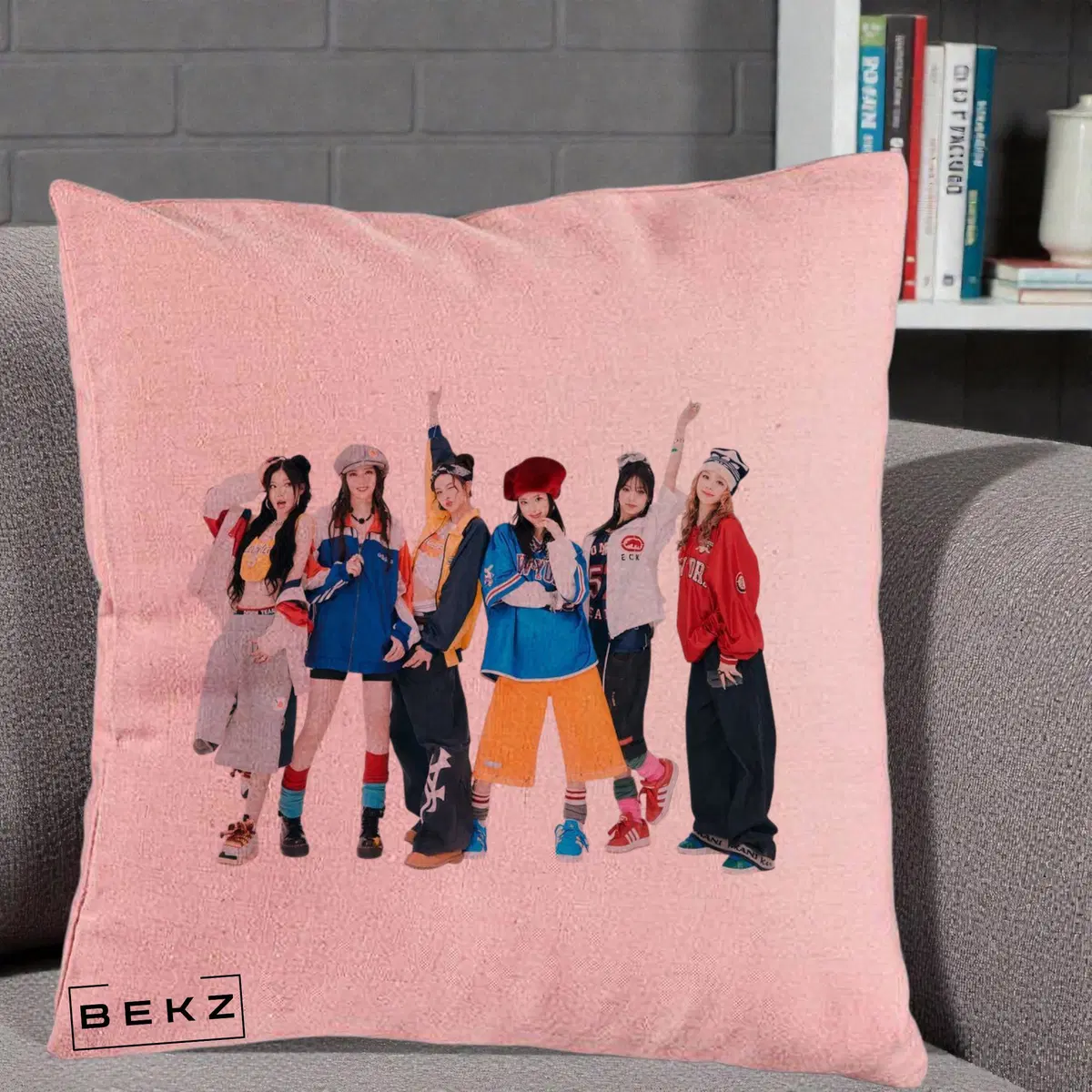 Perna Decorativa Grup K-pop Fete in Picioare Foto, 40x40 cm, Roz, Husa Detasabila, Perna, BEKZ®