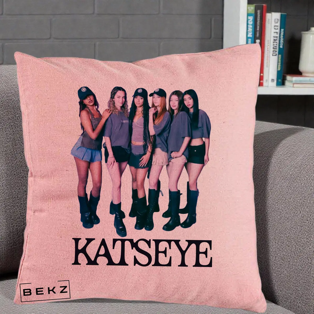 Perna Decorativa KATSEYE Grup Foto Tinute Gri, 40x40 cm, Roz, Husa Detasabila, Perna, BEKZ®