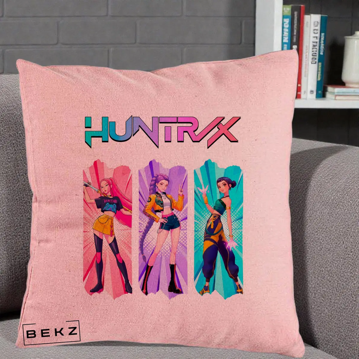 Perna Decorativa HUNTRX Trio cu Pisica in Benzi, 40x40 cm, Roz, Husa Detasabila, Perna, BEKZ®