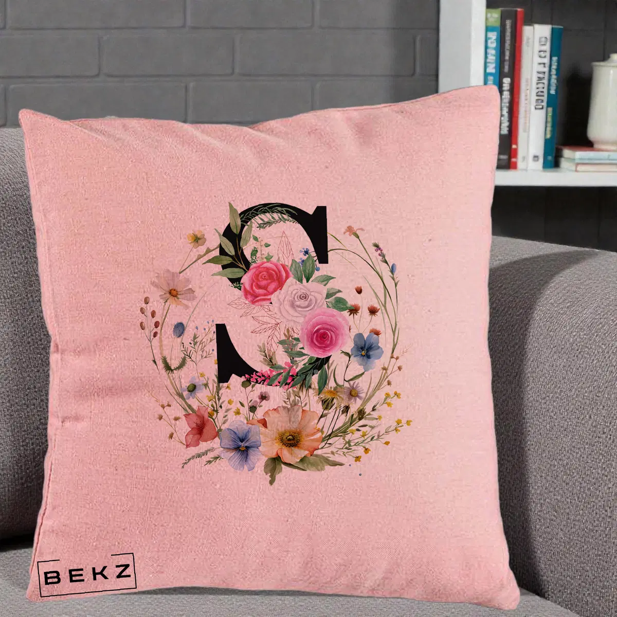 Perna Decorativa Monogram Litera S cu Flori Acuarela, 40x40 cm, Roz, Husa Detasabila, Perna, BEKZ®