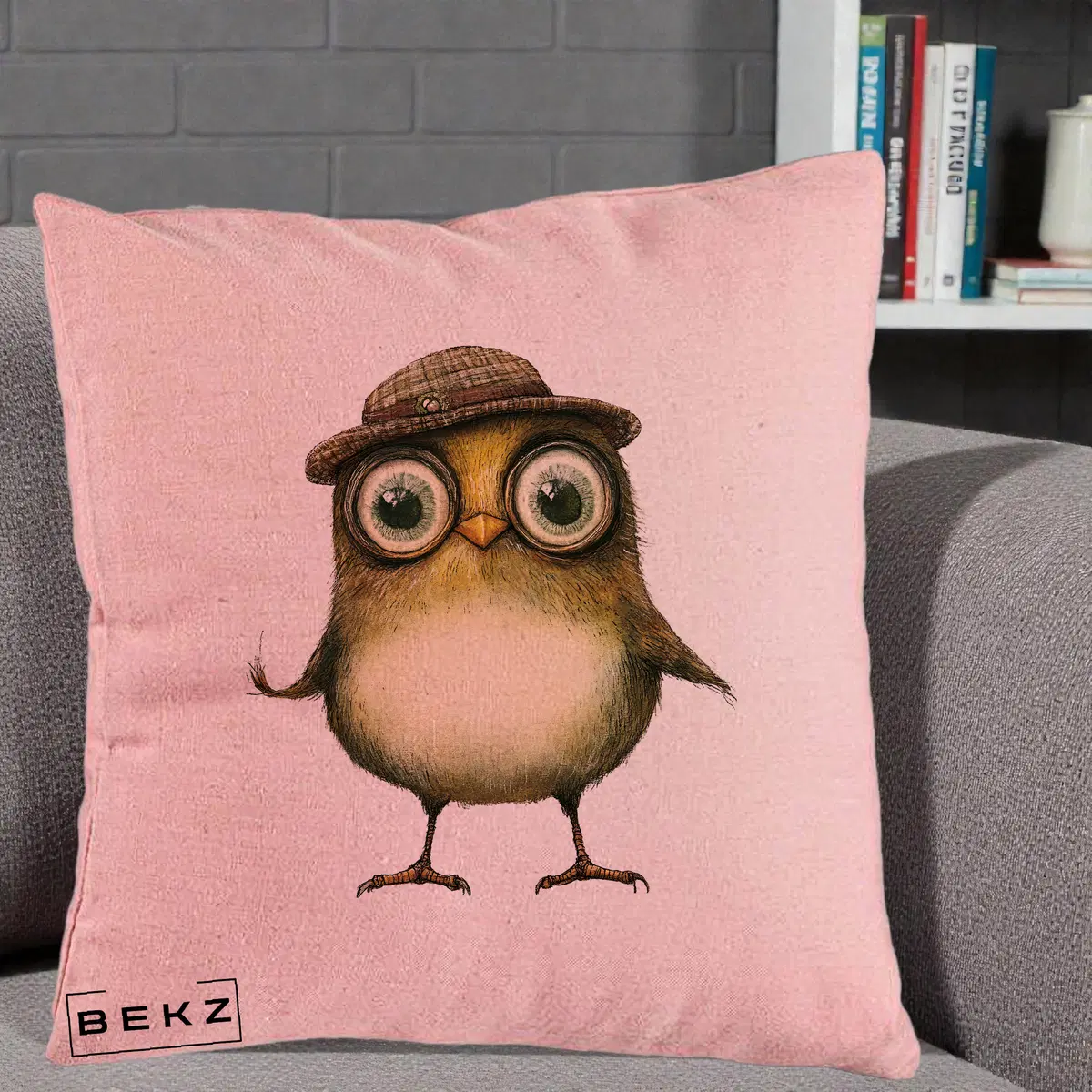 Perna Decorativa Pui Intelectual cu Palarie Tweed, 40x40 cm, Roz, Husa Detasabila, Perna, BEKZ®