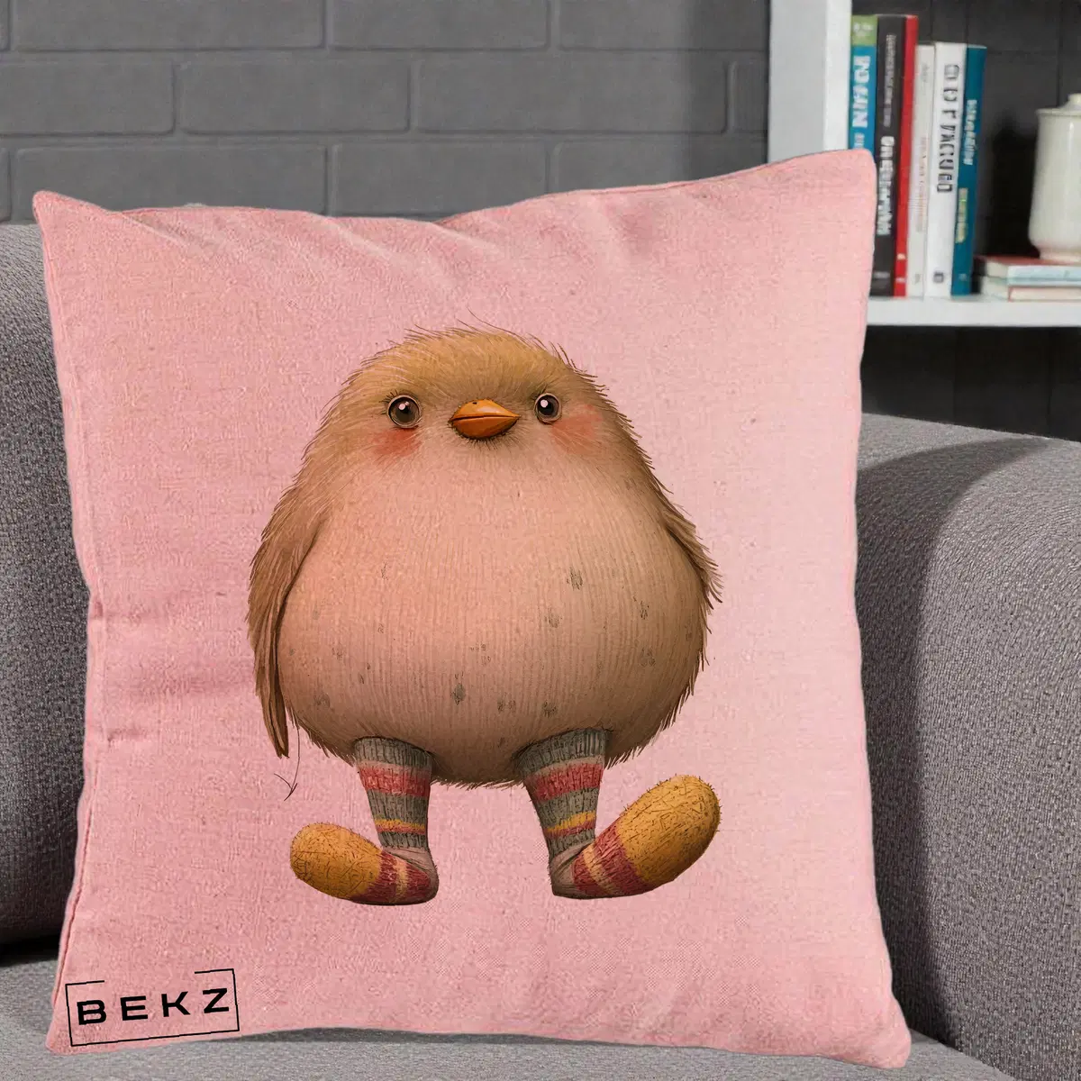 Perna Decorativa Pui Pufos cu Sosete Dungate, 40x40 cm, Roz, Husa Detasabila, Perna, BEKZ®