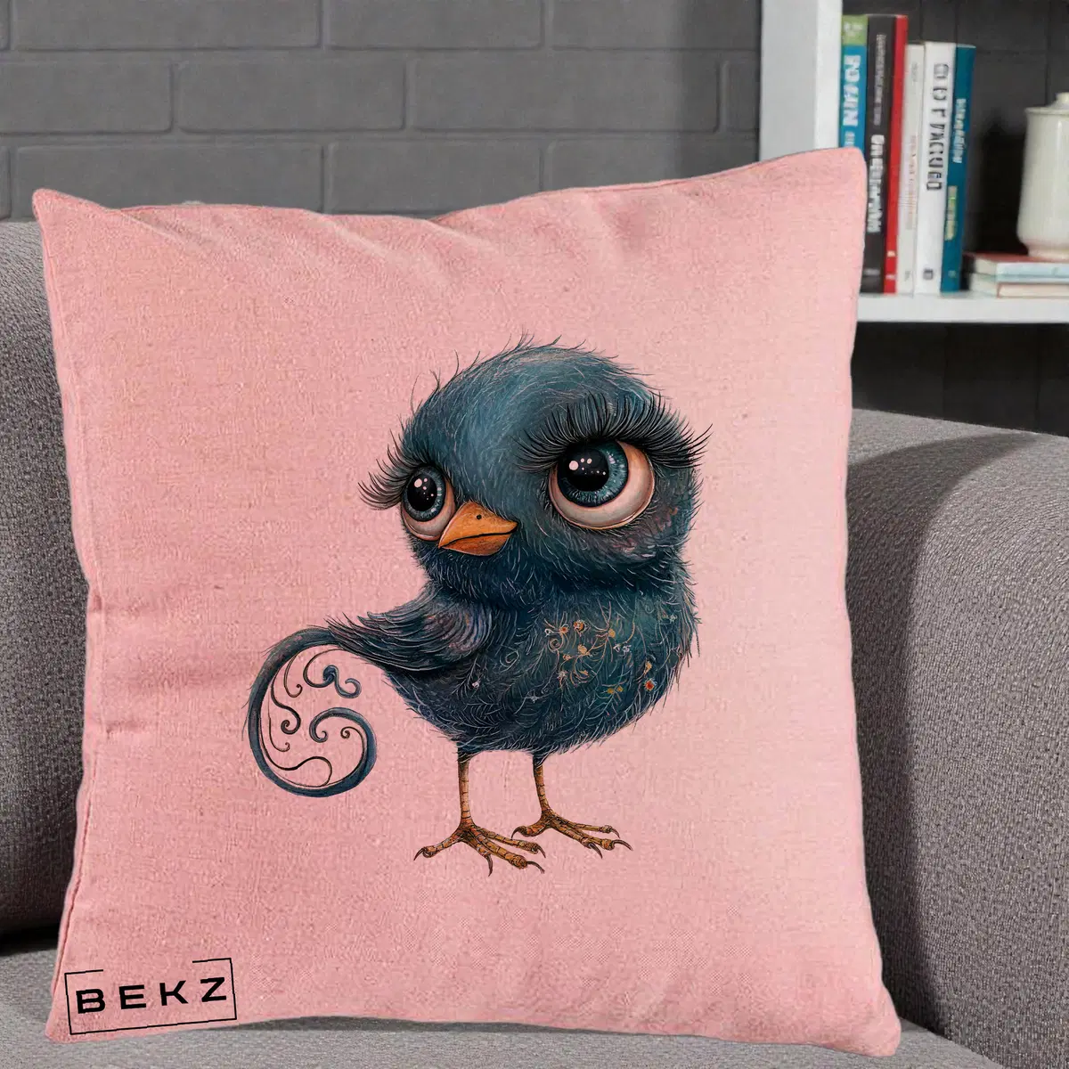 Perna Decorativa Pasare Teal cu Gene si Coada Spiralata, 40x40 cm, Roz, Husa Detasabila, Perna, BEKZ®